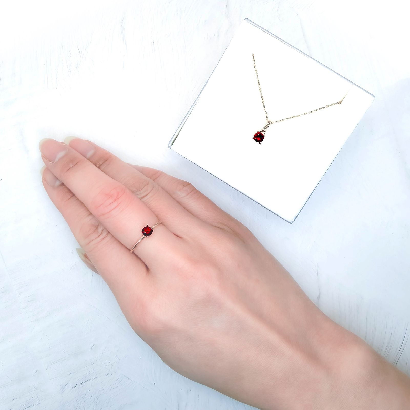 ◇ペアセット◇アントヒルガーネット(クロムパイロープガーネット) アメリカ・アリゾナ州産 0.57ct / 4.1x4.1mm前後 [251231545]