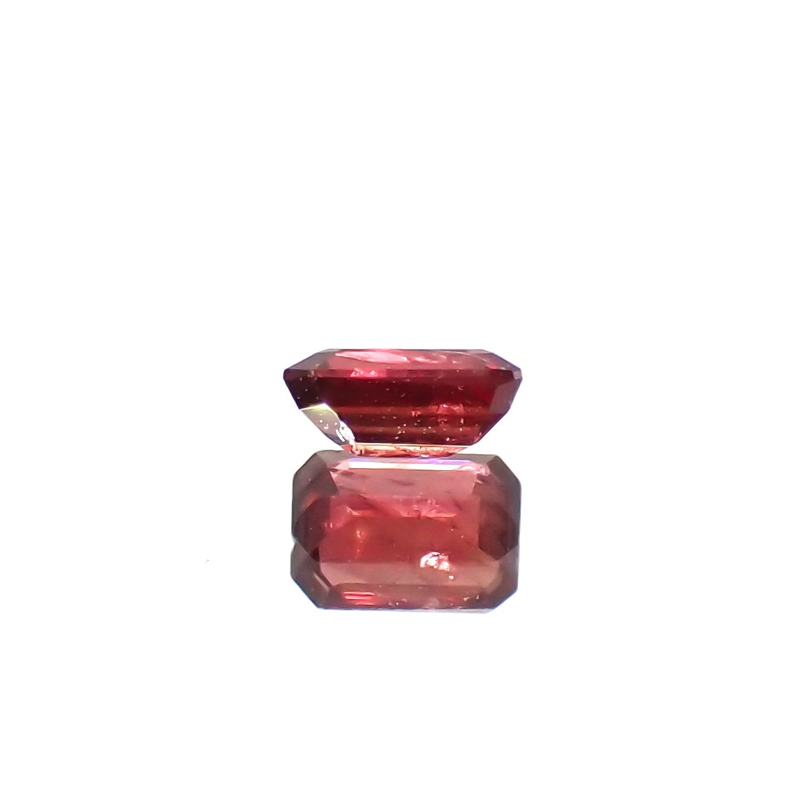 バーガンディーサファイア(宝石名サファイア)タンザニア産 0.24ct 識別済[240226289]3.9x2.7mm前後
