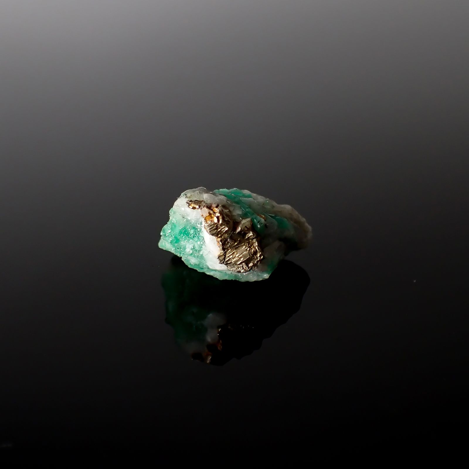 エメラルド 原石 コロンビア産 7.90ct[240427245]15x11.7mm前後