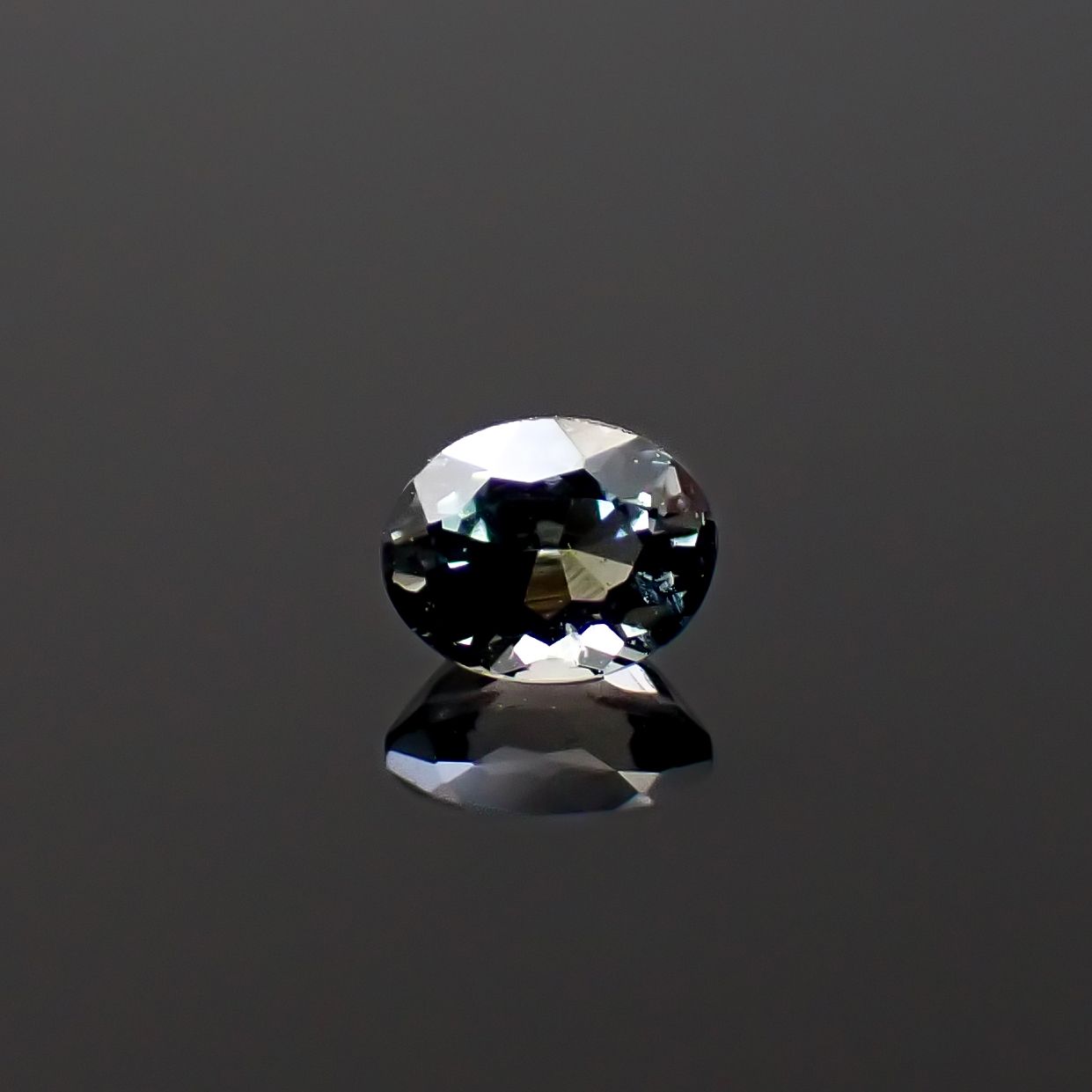 サファリン スリランカ産 0.18ct / 3.7x2.9mm前後 [260432058]