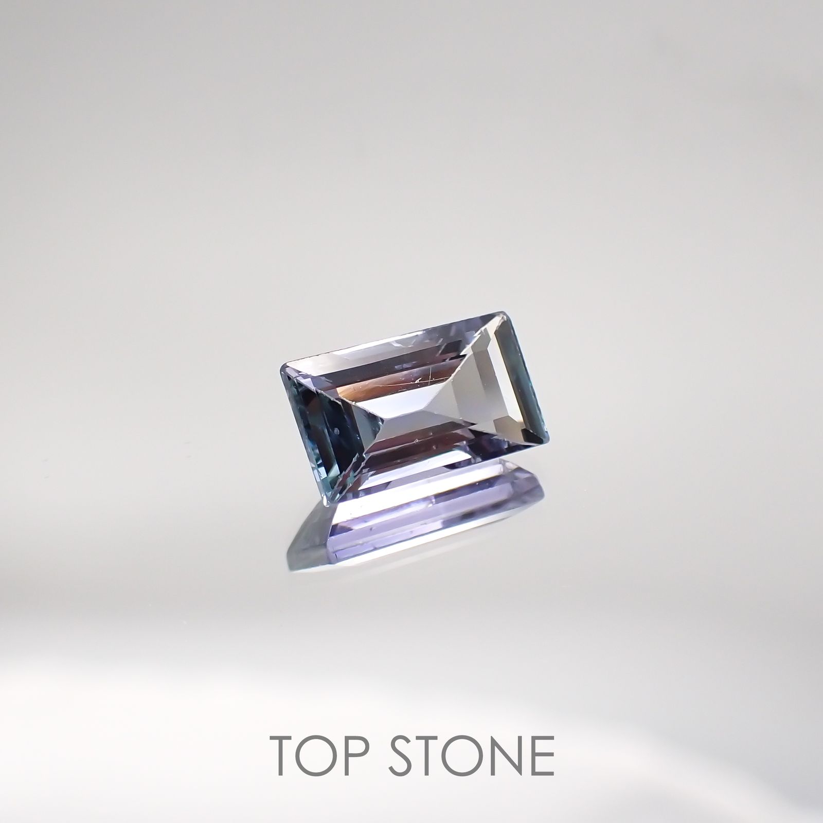 バイカラータンザナイト(宝石名タンザナイト) タンザニア産 2.041ct ソ付(彩珠)[210711663]9.4×5.6mm前後
