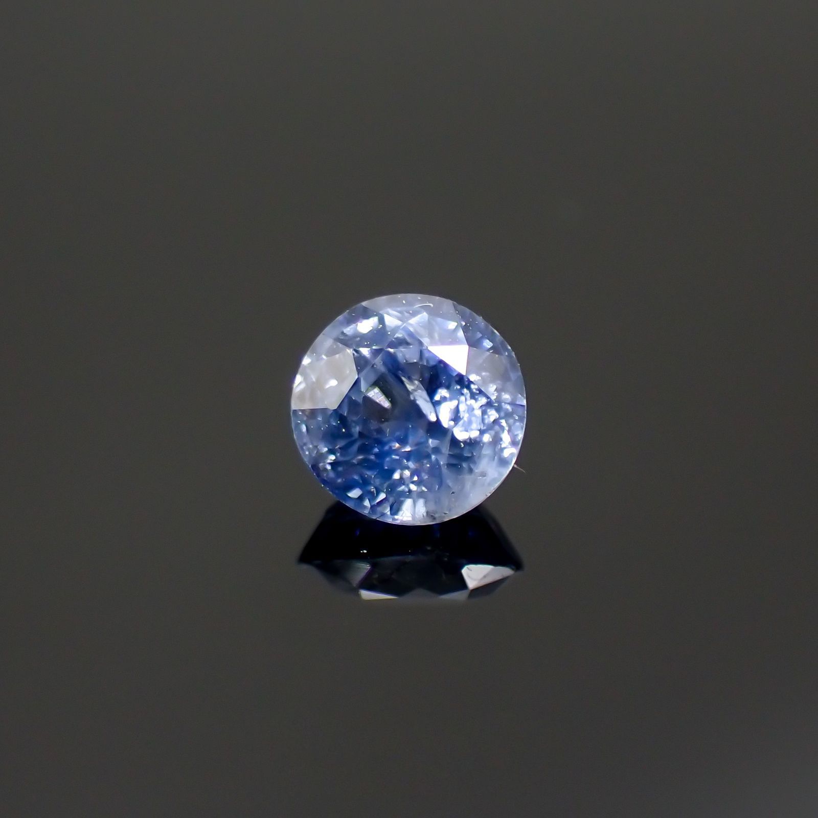 アイスブルーサファイア(宝石名サファイア)スリランカ/マダガスカル産 0.39ct 識別済[220515966]4.2x4.1mm前後