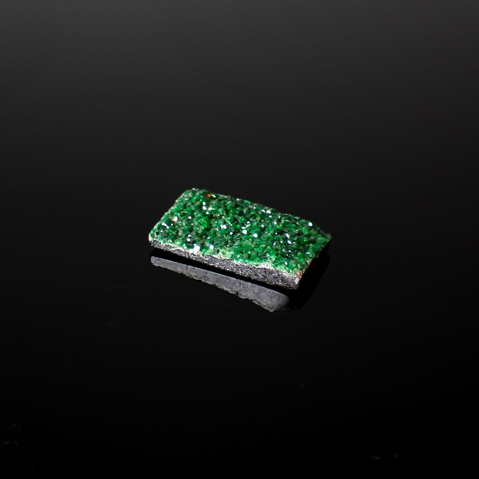 ウバロバイト 原石 ロシア産 10.84ct[240326444]19.4x10.9mm前後