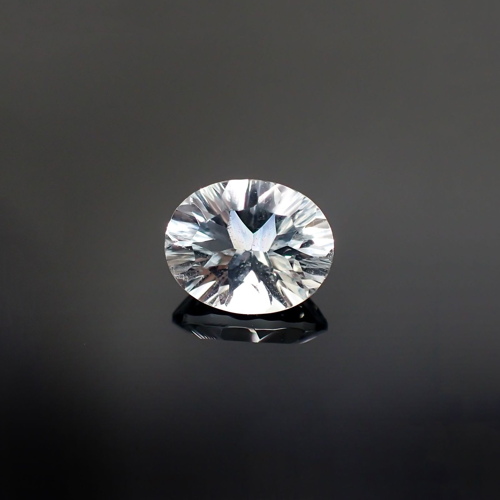 ◇コンケーブカット◇アクアマリン(宝石名アクアマリン) アフリカ産 識別済 2.43ct / 10.1x8.1mm前後 [211013554]