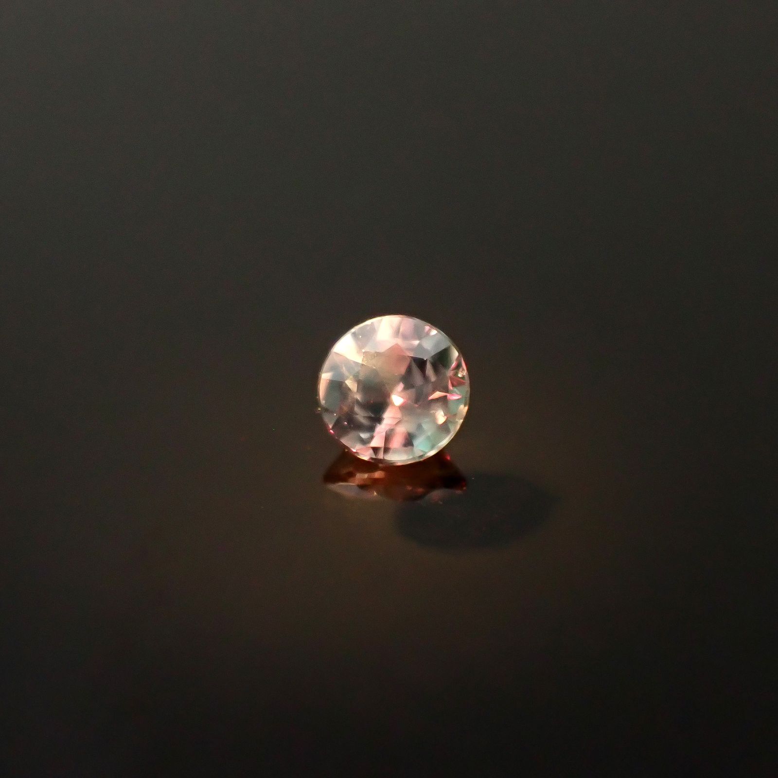 シルキーアレキサンドライト ブラジル・ミナスジェライス州ヘマチタ鉱山産 0.093ct / 2.7x2.7mm前後 [250931026]