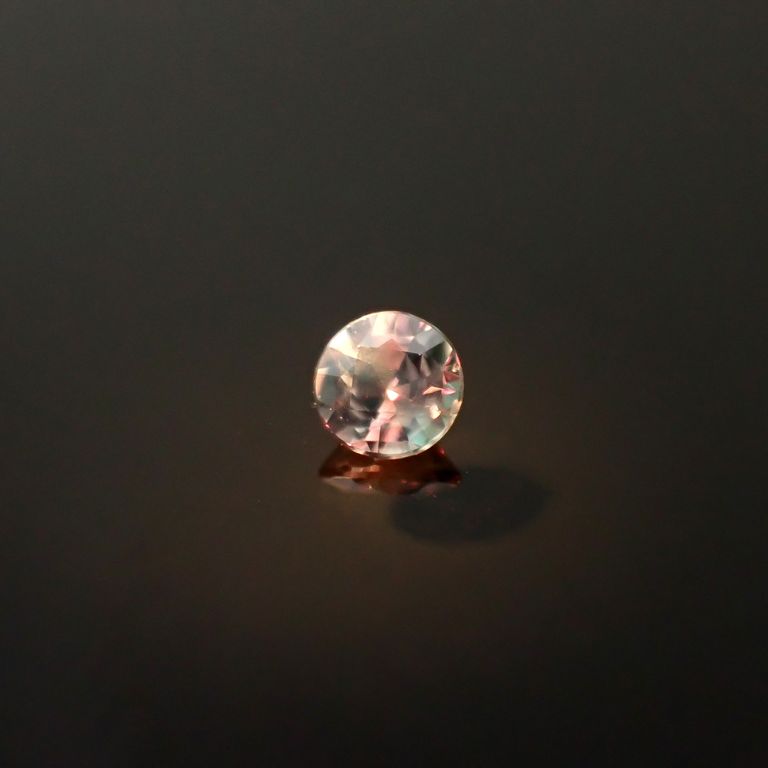 電球色(ライト)の照射で変色