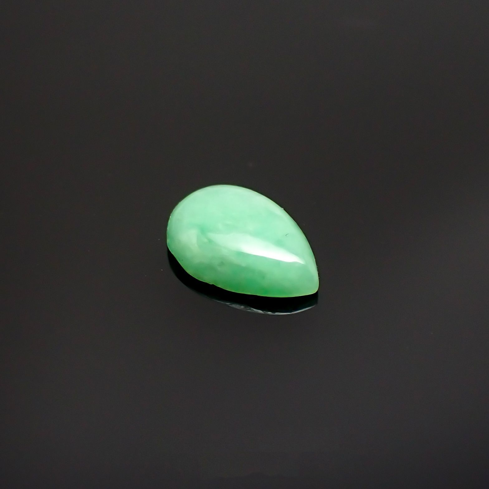 翡翠(宝石名ジェダイト)ビルマ産 0.64ct 識別済[220515809]7x4.9mm前後