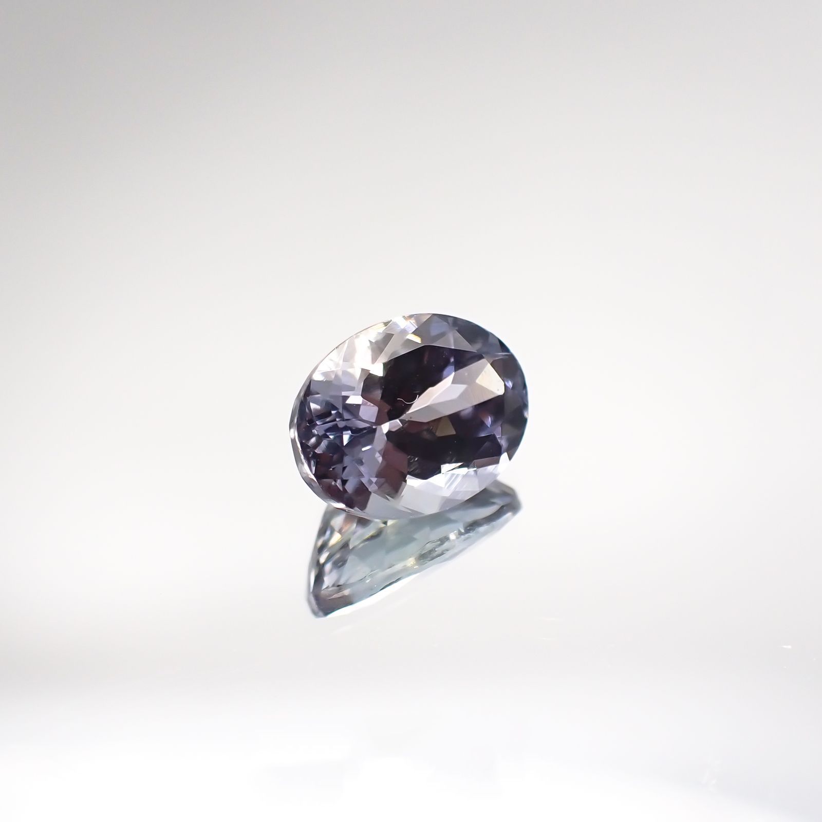 バイカラータンザナイト(宝石名タンザナイト) タンザニア産 1.822ct ソ付(彩珠)[210711826]8.7×6.5mm前後