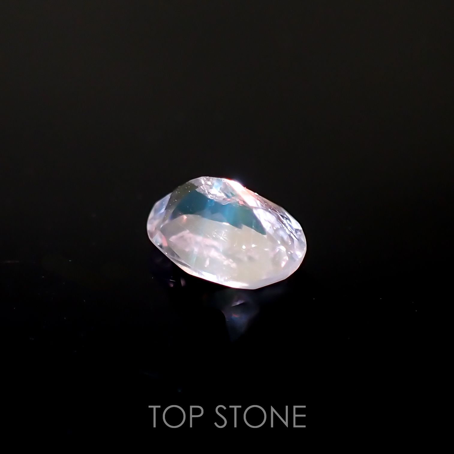レインボームーンストーン(宝石名ラブラドライト)タンザニア産 0.61ct 識別済[220717207]6.5x5mm前後