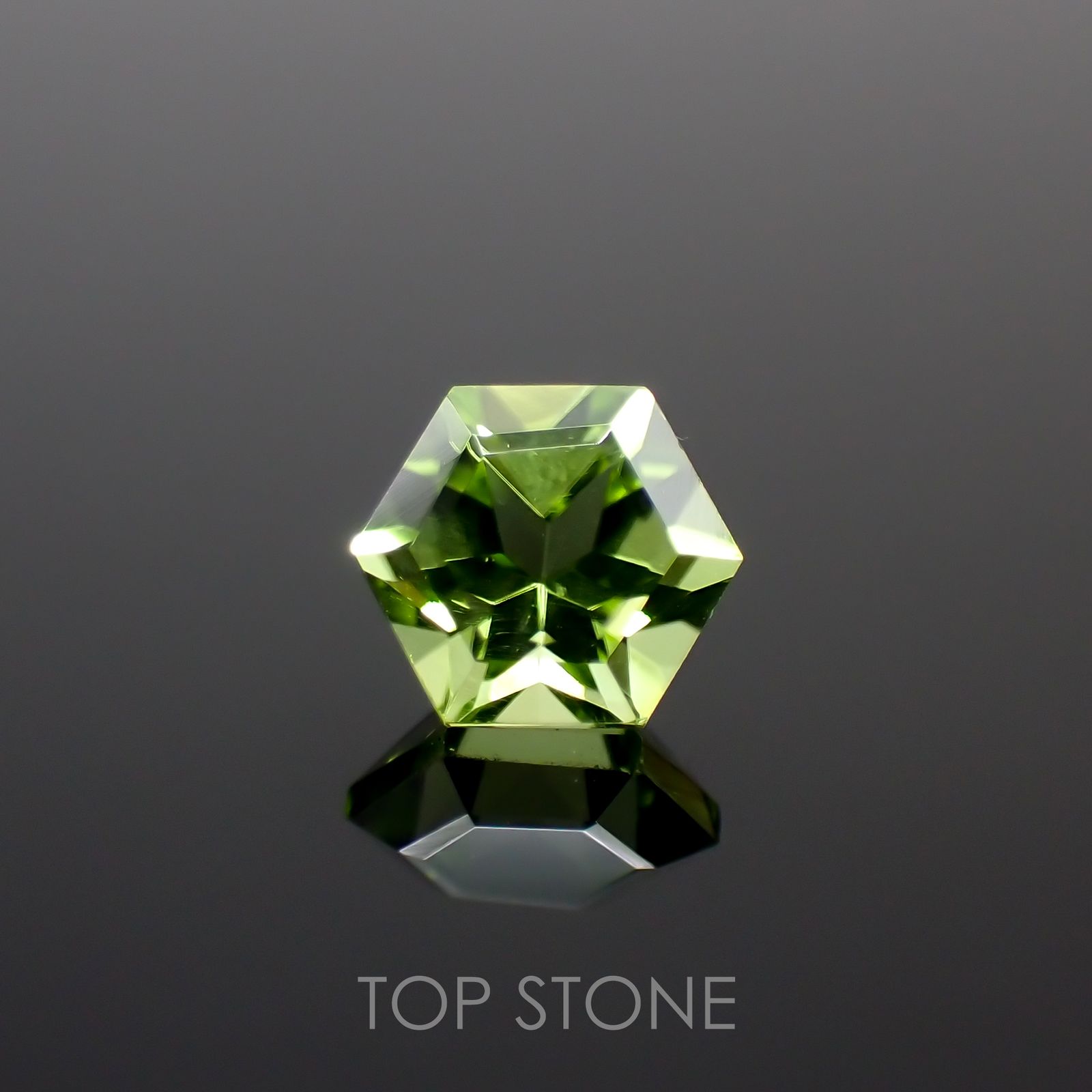 ◇ヘキサゴンカット◇ペリドット(宝石名ペリドット) パキスタン産 0.68ct 識別済[210913102]4.9×4.9mm前後