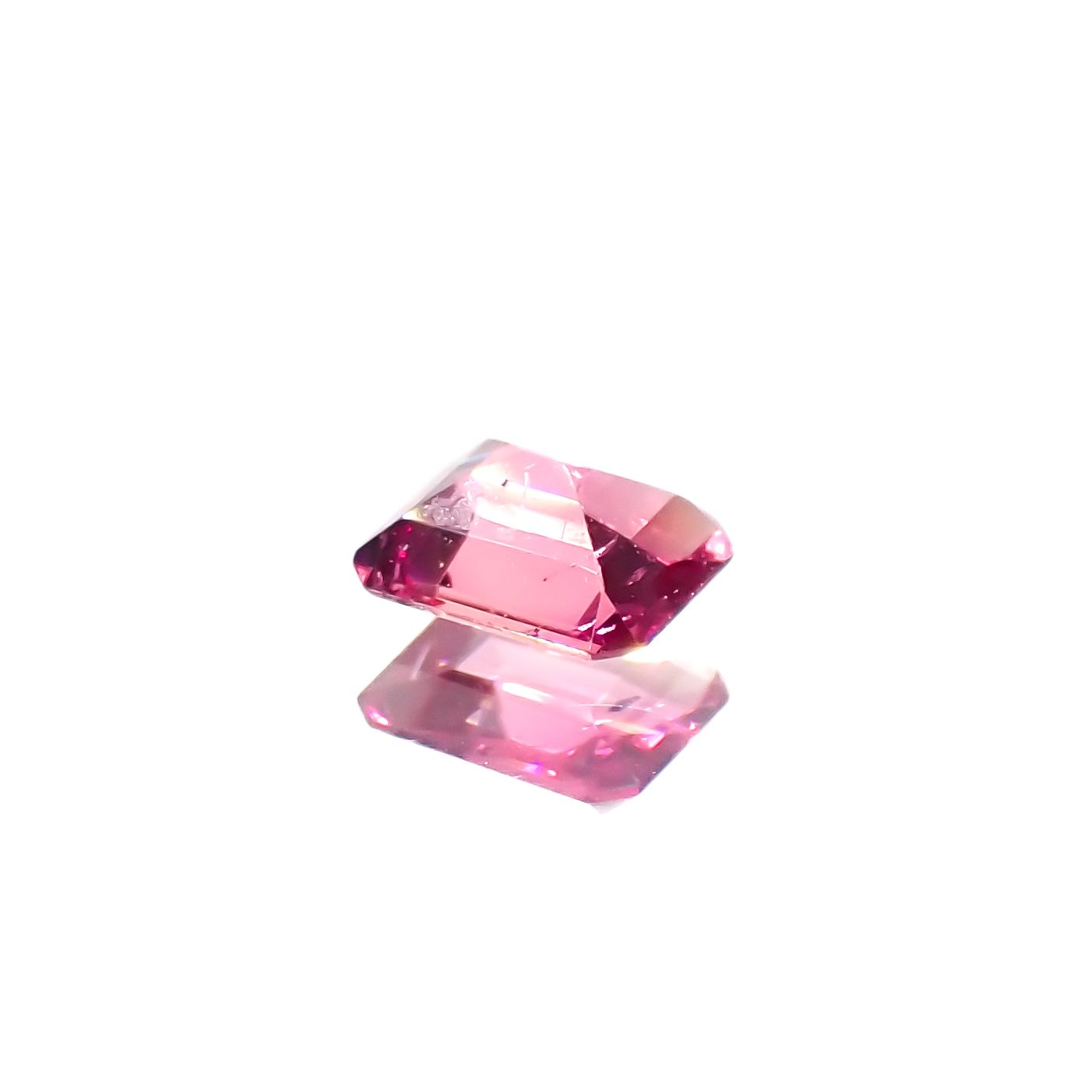 レッドベリル(宝石名レッド・ベリル)アメリカ・ユタ州ワーワーマウンテン産 0.112ct ソ付(彩珠)[231124073]3.4x2.8mm前後