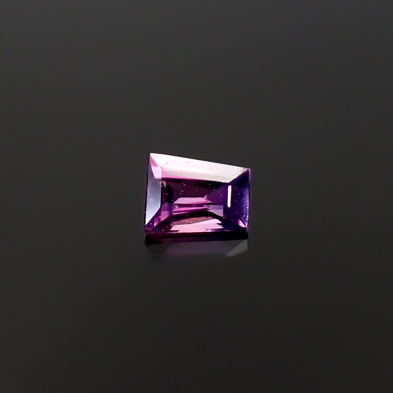 ウィンザーサファイア タンザニア・ウィンザー産 0.14ct / 3.3x2.6mm前後 [260532137]
