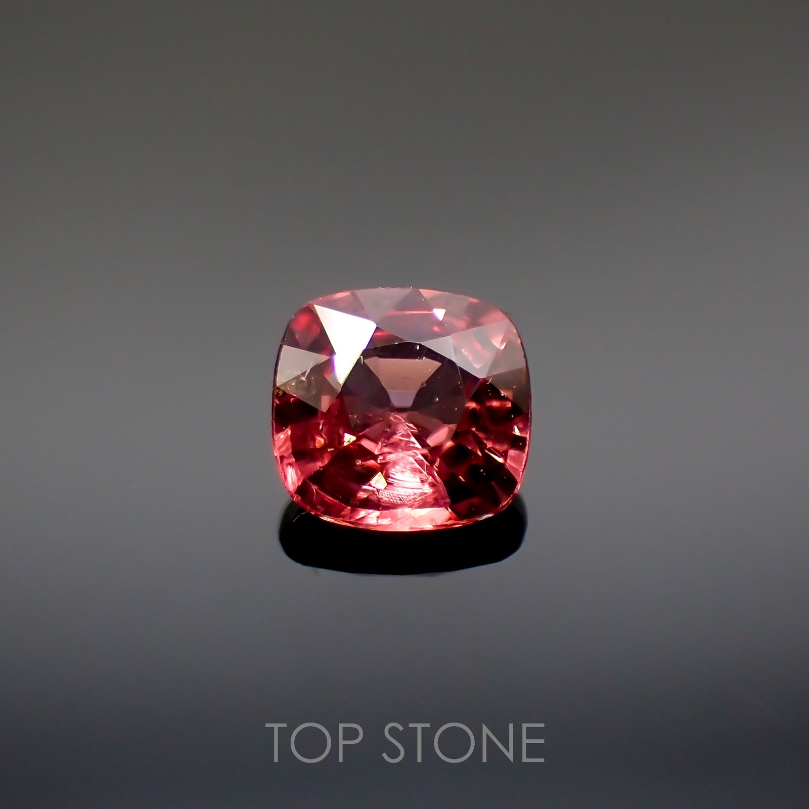 オレンジスピネル(宝石名スピネル)ビルマ/マダガスカル産 0.66ct 識別済[220817512]5.5x5.2mm前後