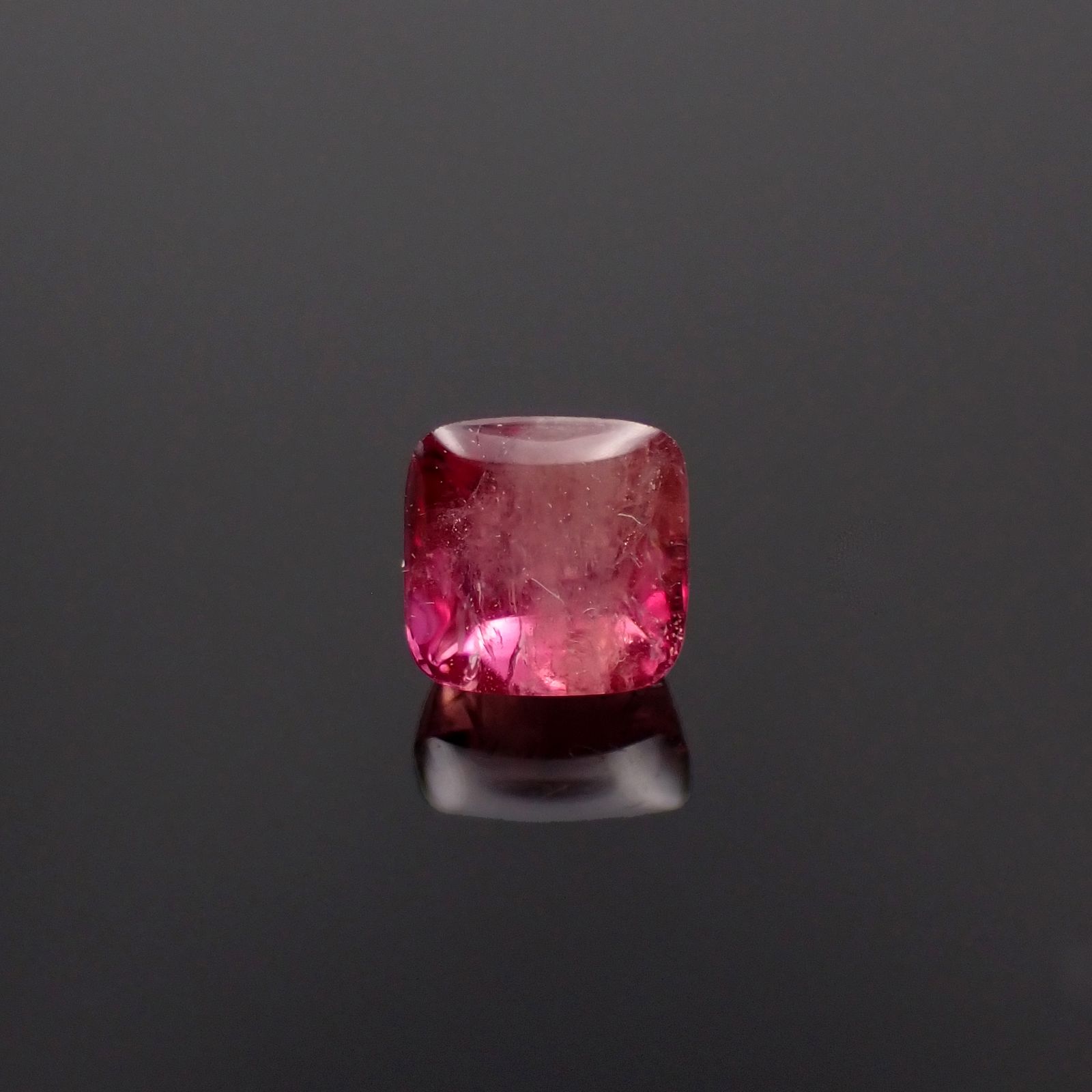 ◇バフカット◇レッドベリル アメリカ・ユタ州産 0.28ct[231023767]3.7x3.6mm前後