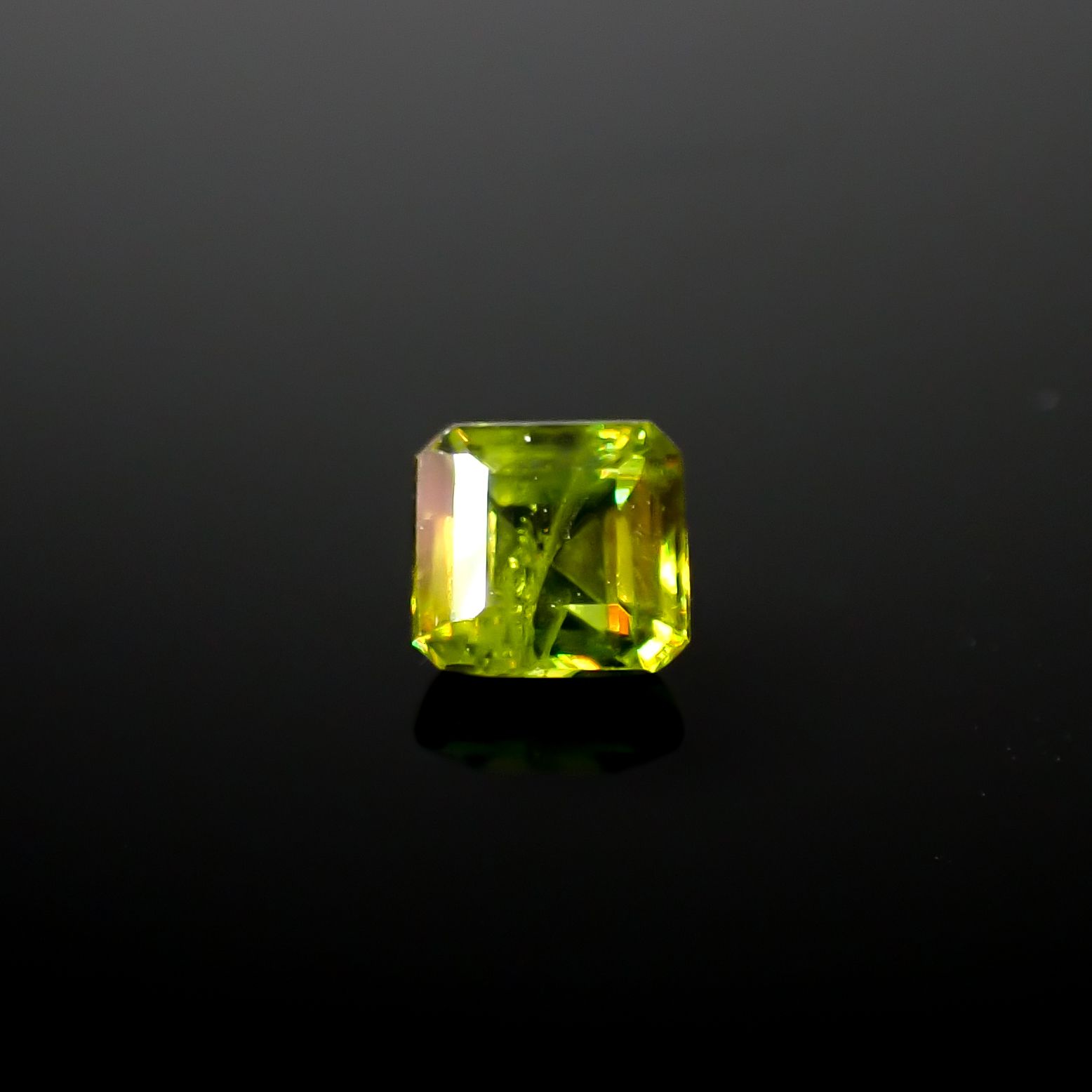 カラーチェンジスフェーン(宝石名スフェーン / カラーチェンジ・タイプ)パキスタン産 0.66ct 識別済[240627955]4.7x4.5mm前後