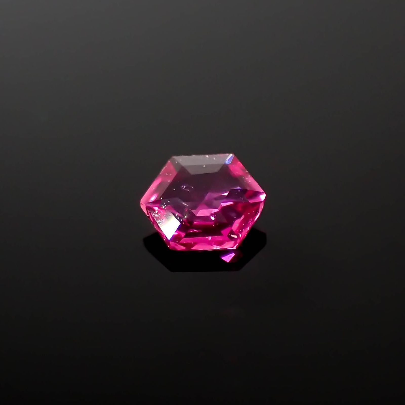 ◇ヘキサゴンカット◇ルビー 非加熱 モザンビーク産 0.12ct / 3x3mm前後 [240427103]
