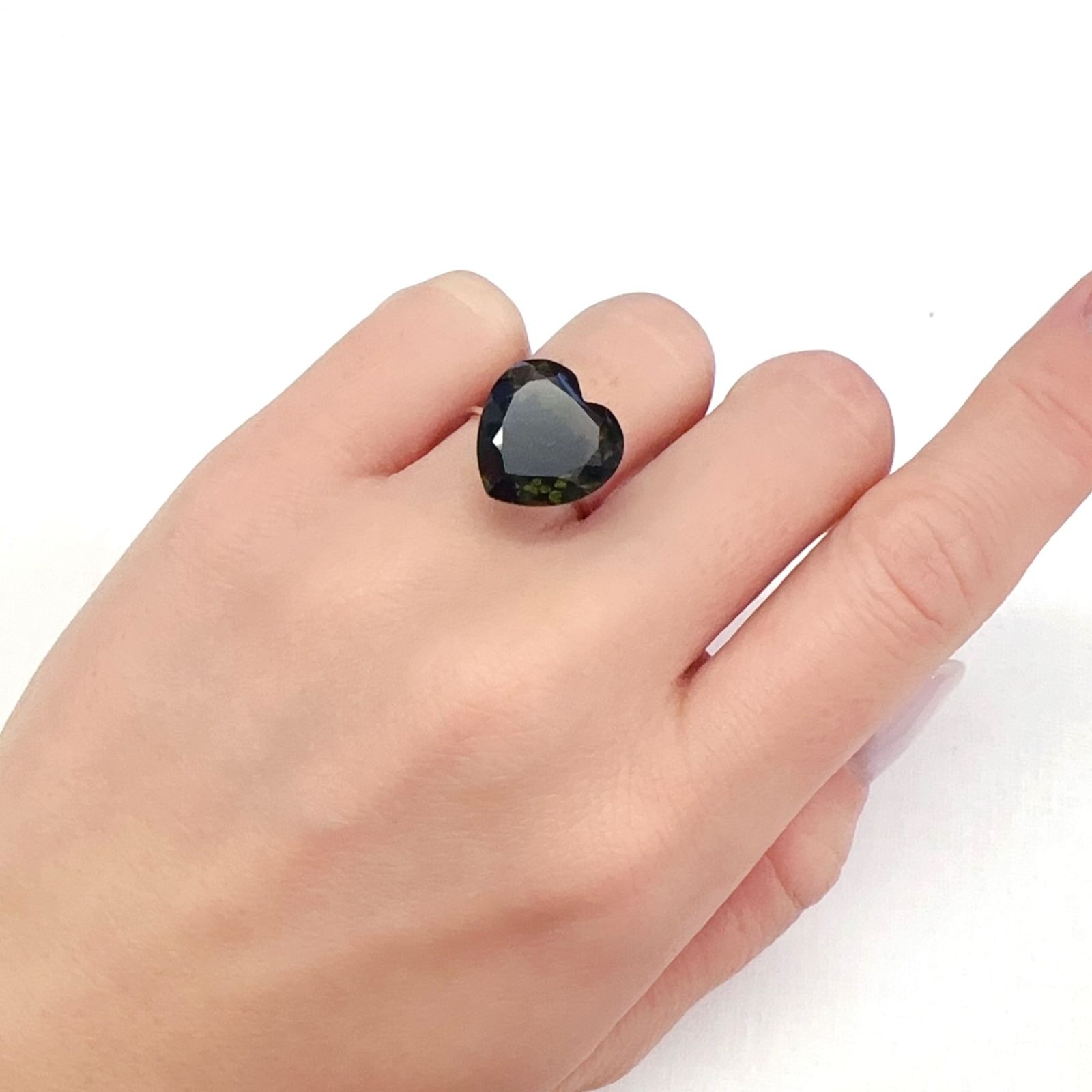モルダバイト(宝石名モルダバイト)発見地：旧チェコスロバキア 7.43ct 識別済[231224835]13.9x13.9mm前後