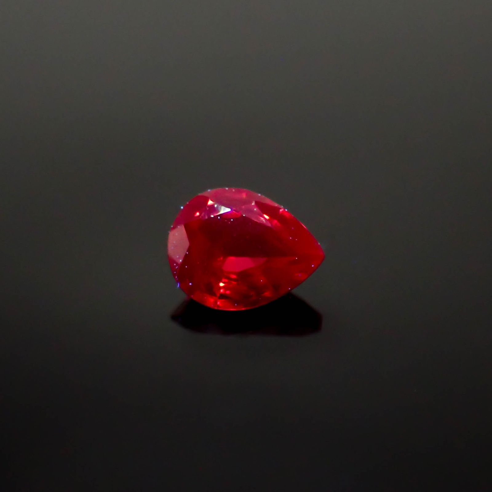 レッドスピネル(宝石名レッド・スピネル)タンザニア産 0.28ct 識別済[240728579]5x3.8mm前後