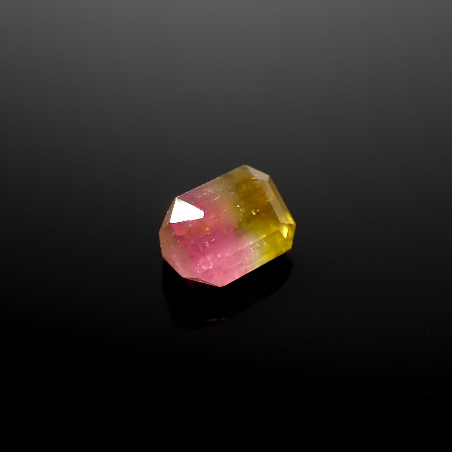 バイカラートルマリン アフガニスタン産 0.68ct [241029405]5.3x4mm前後