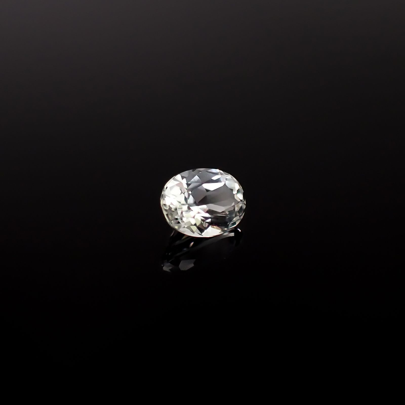 アクロアイト ナイジェリア産 0.35ct / 5.1x3.8mm前後 [251231359]