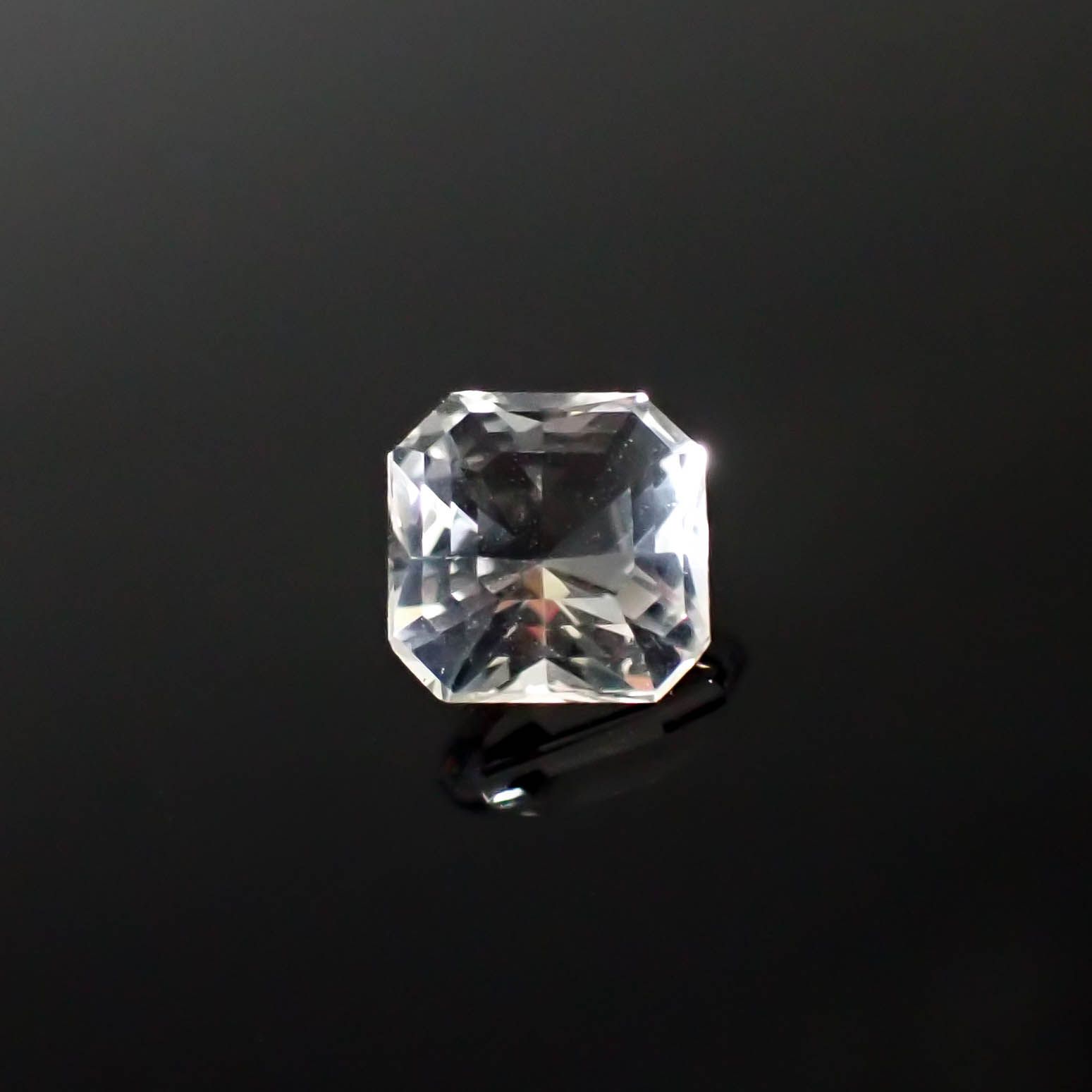 カラーレスフローライト フルオレッセンス イギリス産 2.10ct [250430159]7.3x7.2mm前後