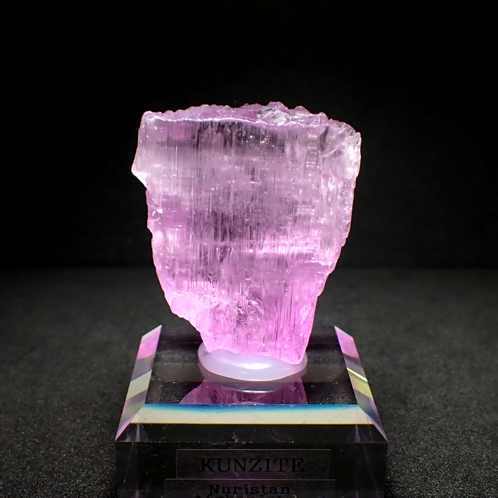 クンツァイト原石 アフガニスタン・ヌーリスターン州産 386.74ct(77.34g) / 44.9x18.7x51.9mm前後 [260832720]