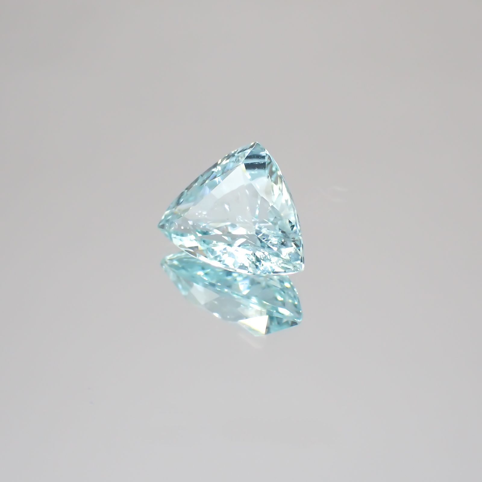パライバトルマリン(宝石名トルマリン/別名パライバ・トルマリン) モザンビーク産 2.741ct ソ付(宝貴協)[19111416]8.4×10.9mm前後