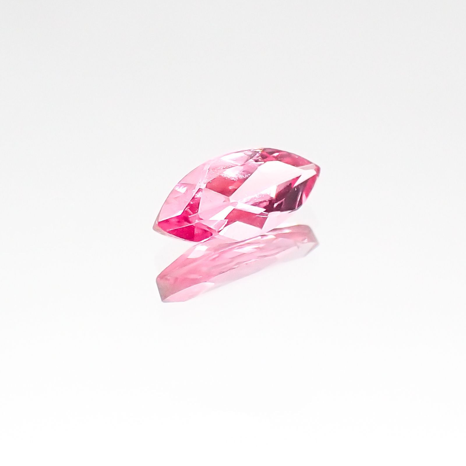 ホットピンクスピネル(宝石名ピンク・スピネル)タンザニア産 0.34ct 識別済[230823043]7.2x3.3mm前後