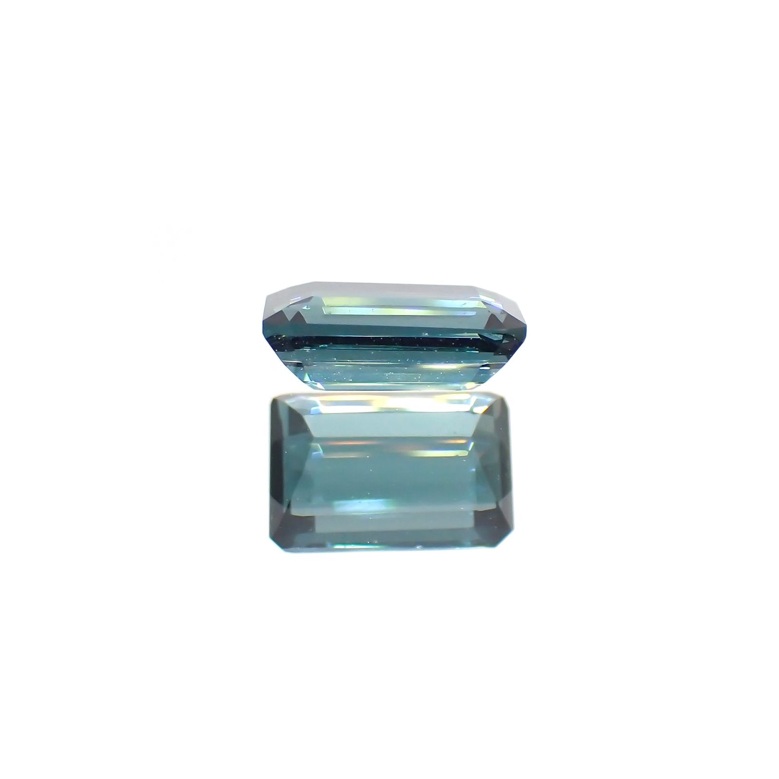 ブルートルマリン(宝石名ブルー・トルマリン) ブラジル産 ソ付(彩珠) 1.009ct / 7.5x5mm前後 [21049761]