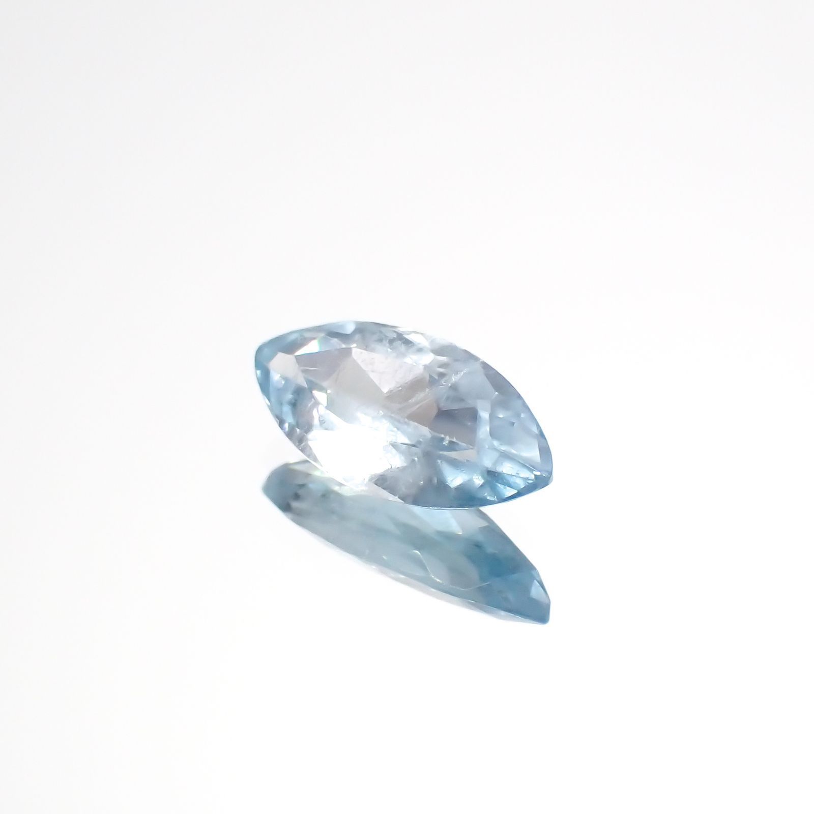 ユークレース(宝石名ブルー・ユークレース)コロンビア産 0.828ct ソ付(彩珠)[221018682]9.9x4.8mm前後