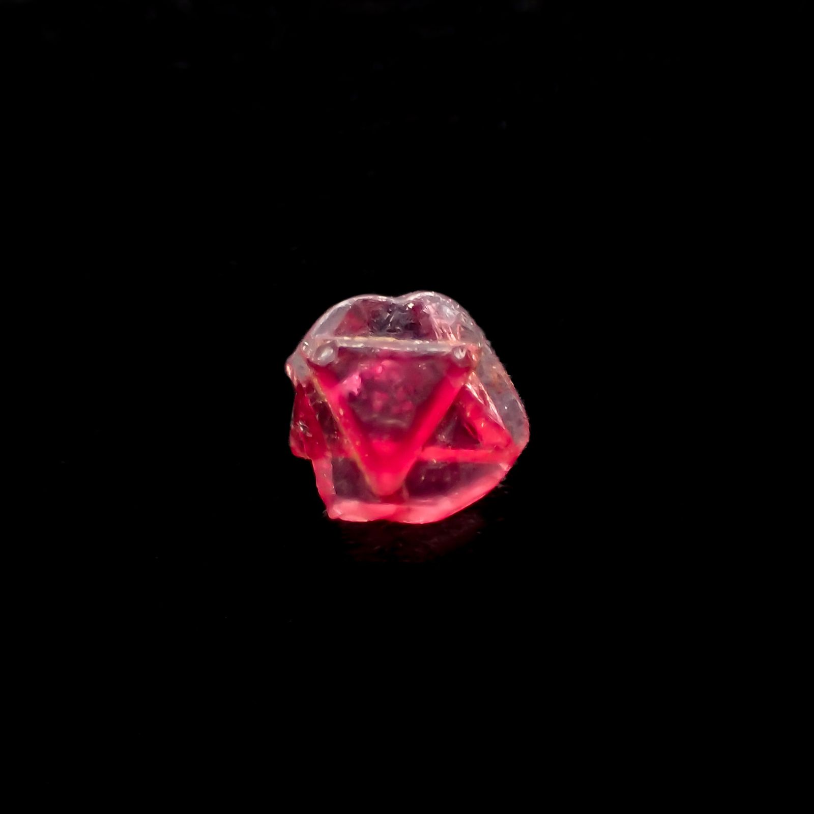 ツインクリスタルスピネル(スピネル式双晶）原石 ビルマ産 0.062ct[231124057]2.7x2.8mm前後