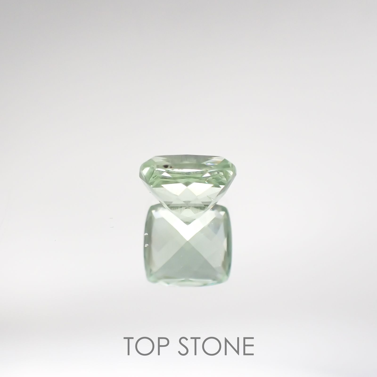 コーネルピン(宝石名グリーン・コーネルピン) タンザニア産 0.910ct ソ付(彩珠)[210711696]5.7×5.4mm前後