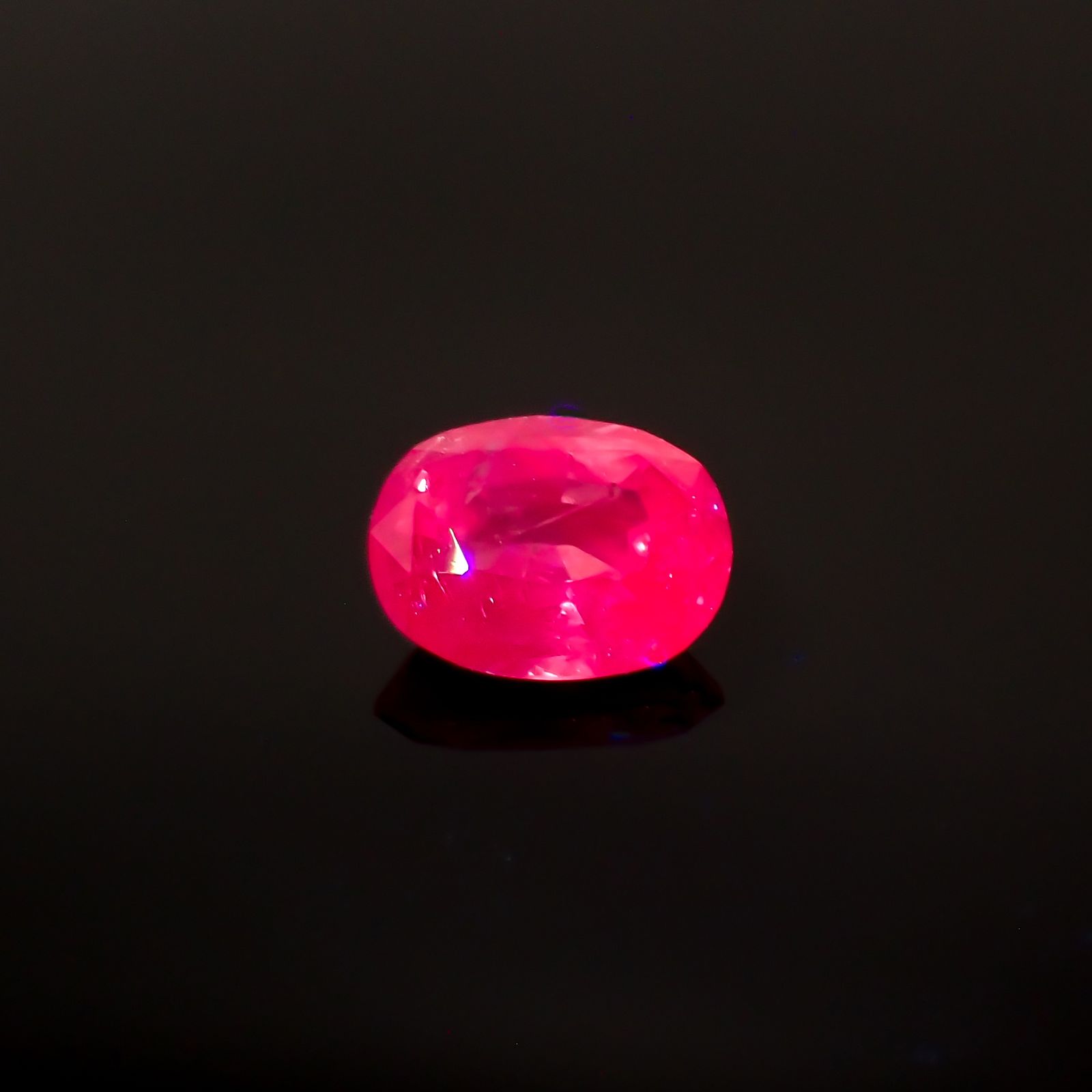 パープルサファイア(宝石名パープル・サファイア)パキスタン・カシミール地方産 1.097ct ソ付(彩珠)[231124083]6.9x5.3mm前後