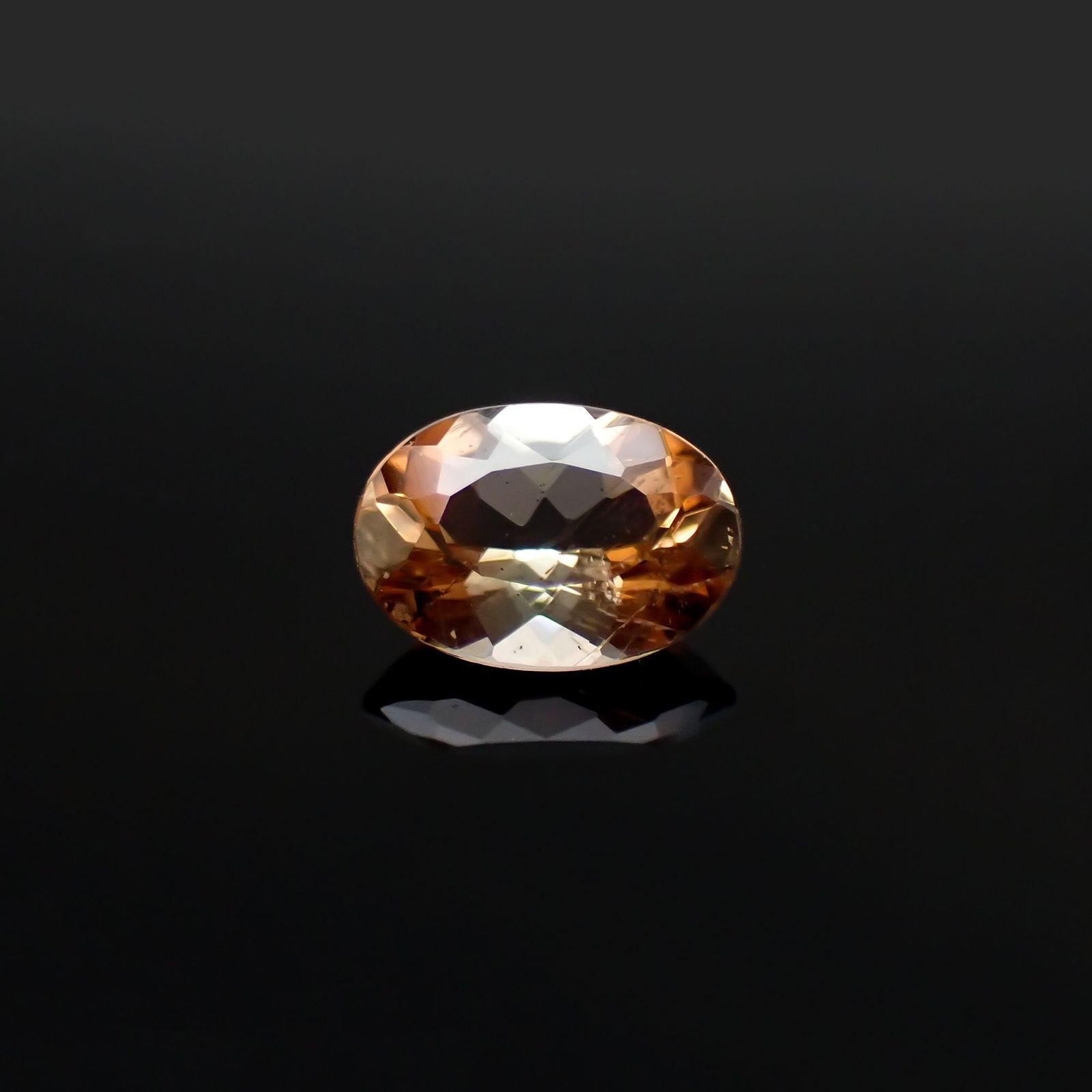 バイカラーアンダリュサイト(宝石名アンダリュサイト)スリランカ/マダガスカル産 0.74ct 識別済[220917584]7.1x4.9mm前後