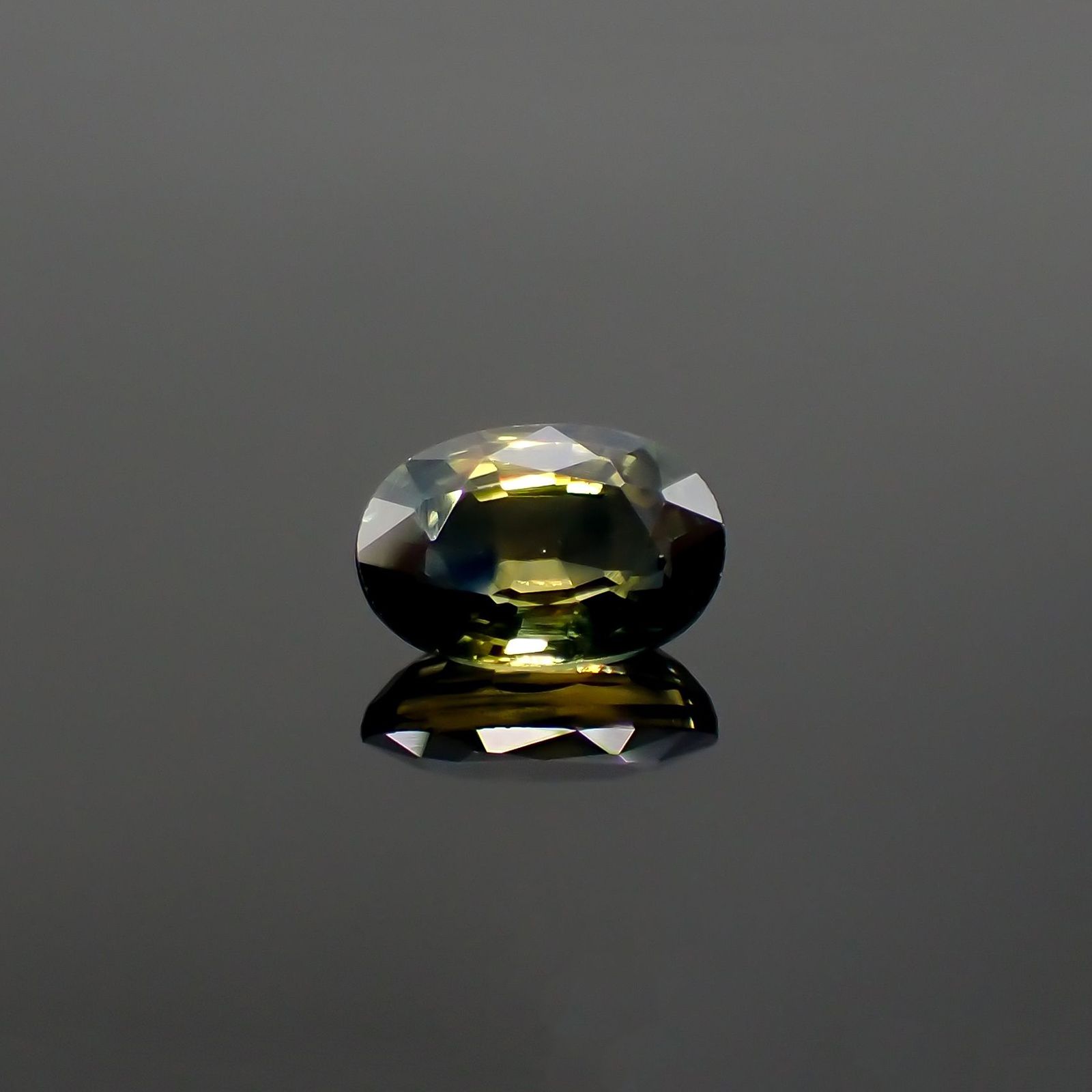 バイカラーサファイア(宝石名バイカラー・サファイア) タンザニア産 0.72ct 識別済[210711564]6.2×4.2mm前後