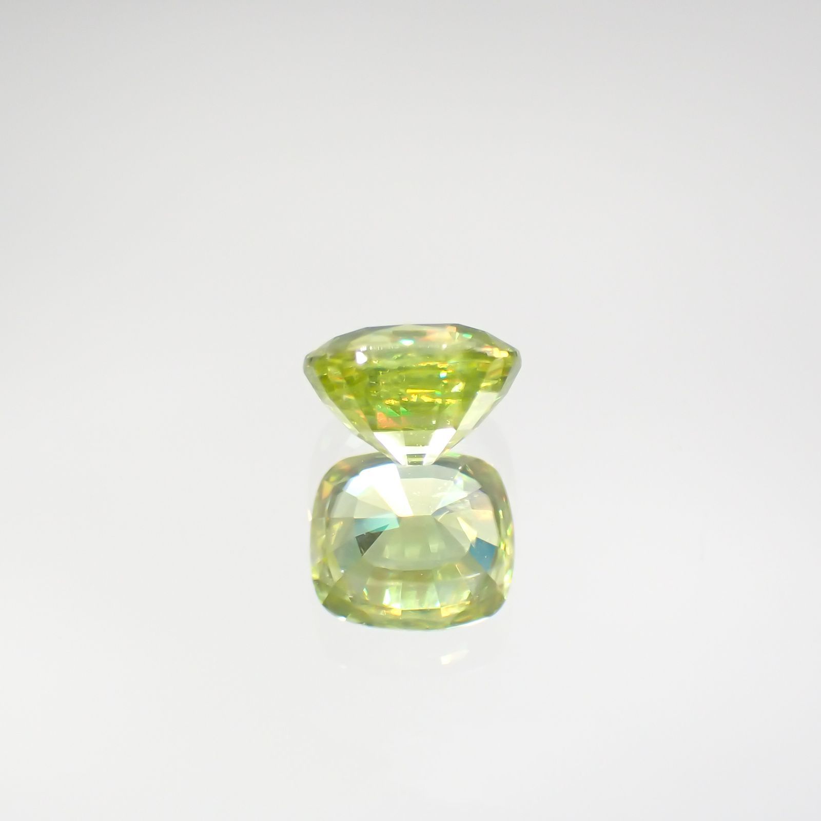 スフェーン(宝石名スフェーン) マダガスカル産 0.831ct ソ付(彩珠)[210712008]5.7×5mm前後
