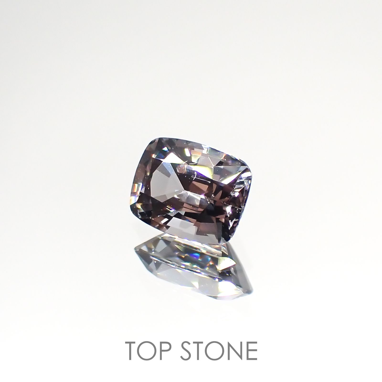 プラチナスピネル(宝石名スピネル) ビルマ産 0.975ct ソ付(彩珠)[210912849]6.3×4.9mm前後
