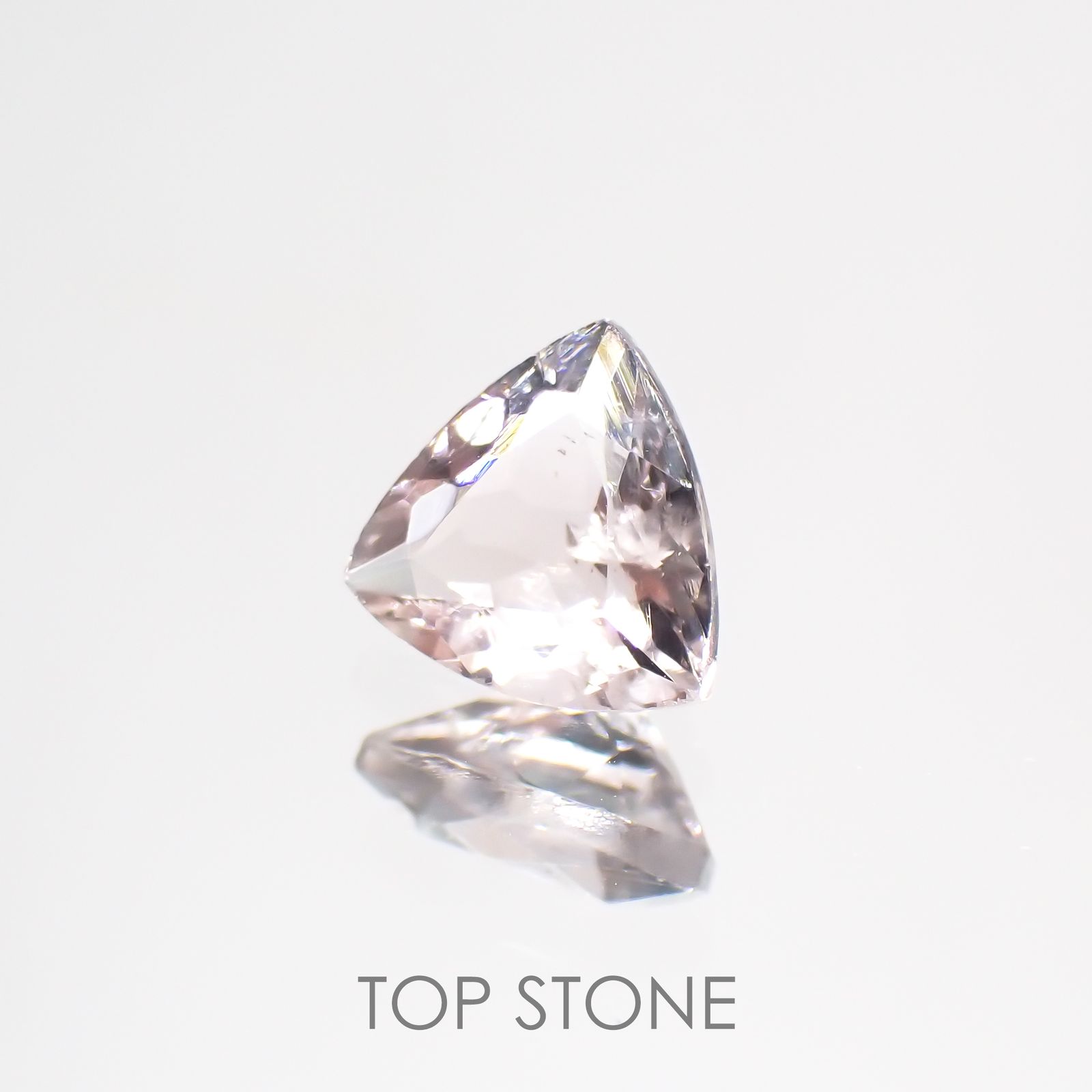 フローライト フルオレッセンス(宝石名フルオライト)イギリス・ロジャリー鉱山産 0.73ct 識別済[211113779]6x5.9mm前後