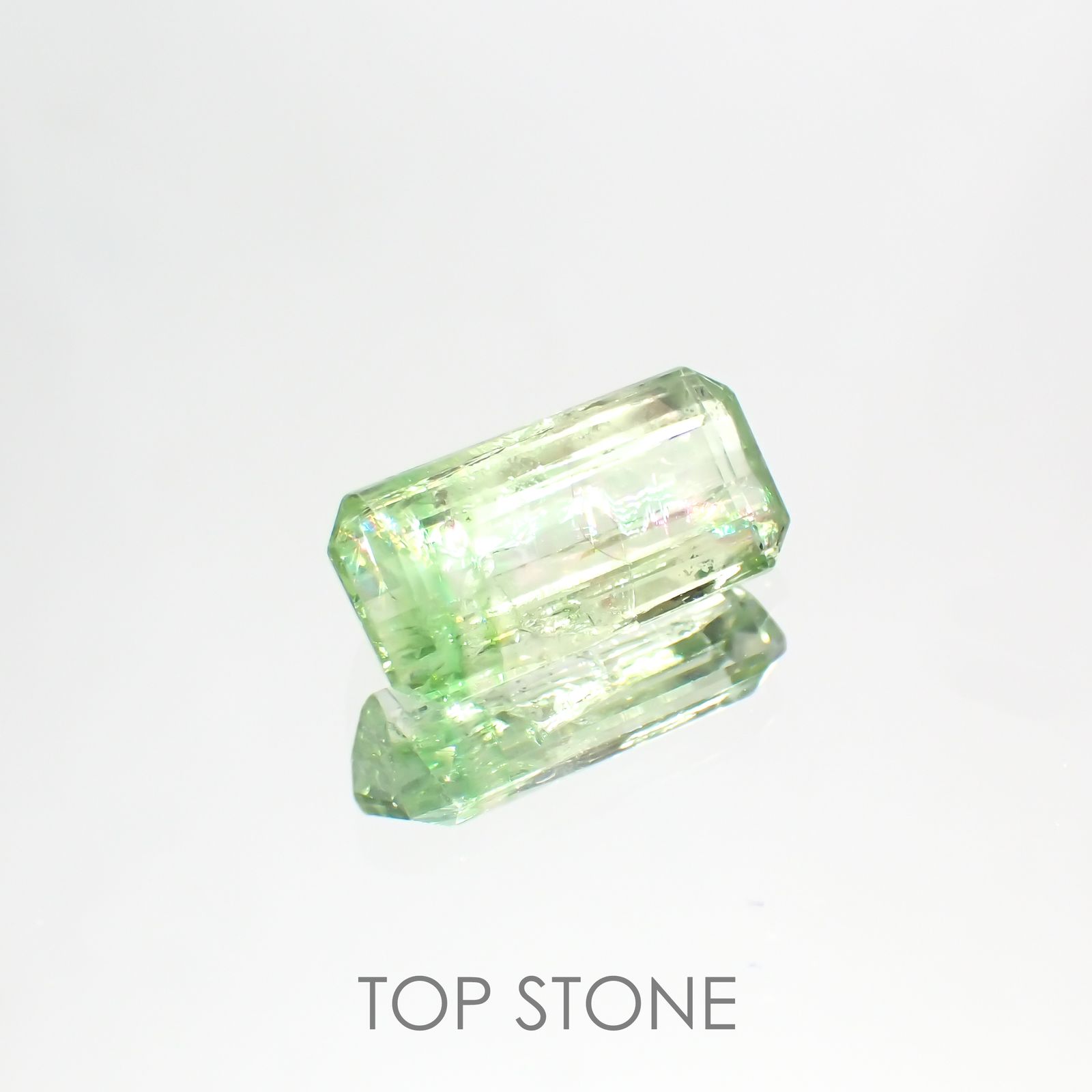 パーティカラーグロッシュラーガーネット(宝石名パーティカラード グロッシュラー・ガーネット) タンザニア産 2.254ct ソ付(彩珠)[21049771]10.6×5.3mm前後
