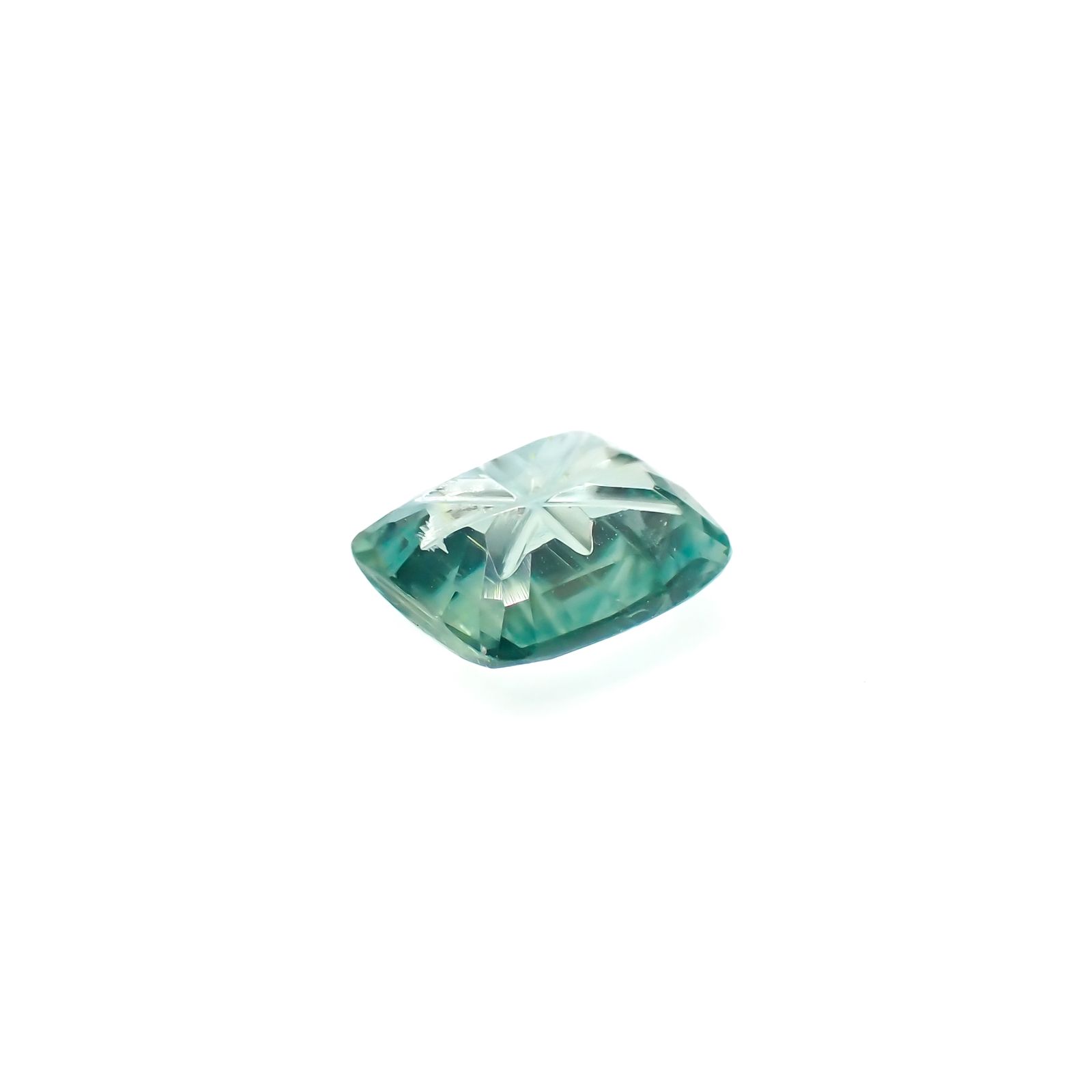 ◇甲州貴石切子Plus Three◇バイカラーカイヤナイト カード付き(宝石名カイヤナイト)ネパール産 1.58ct 識別済[231225069]7.5x6..8mm前後