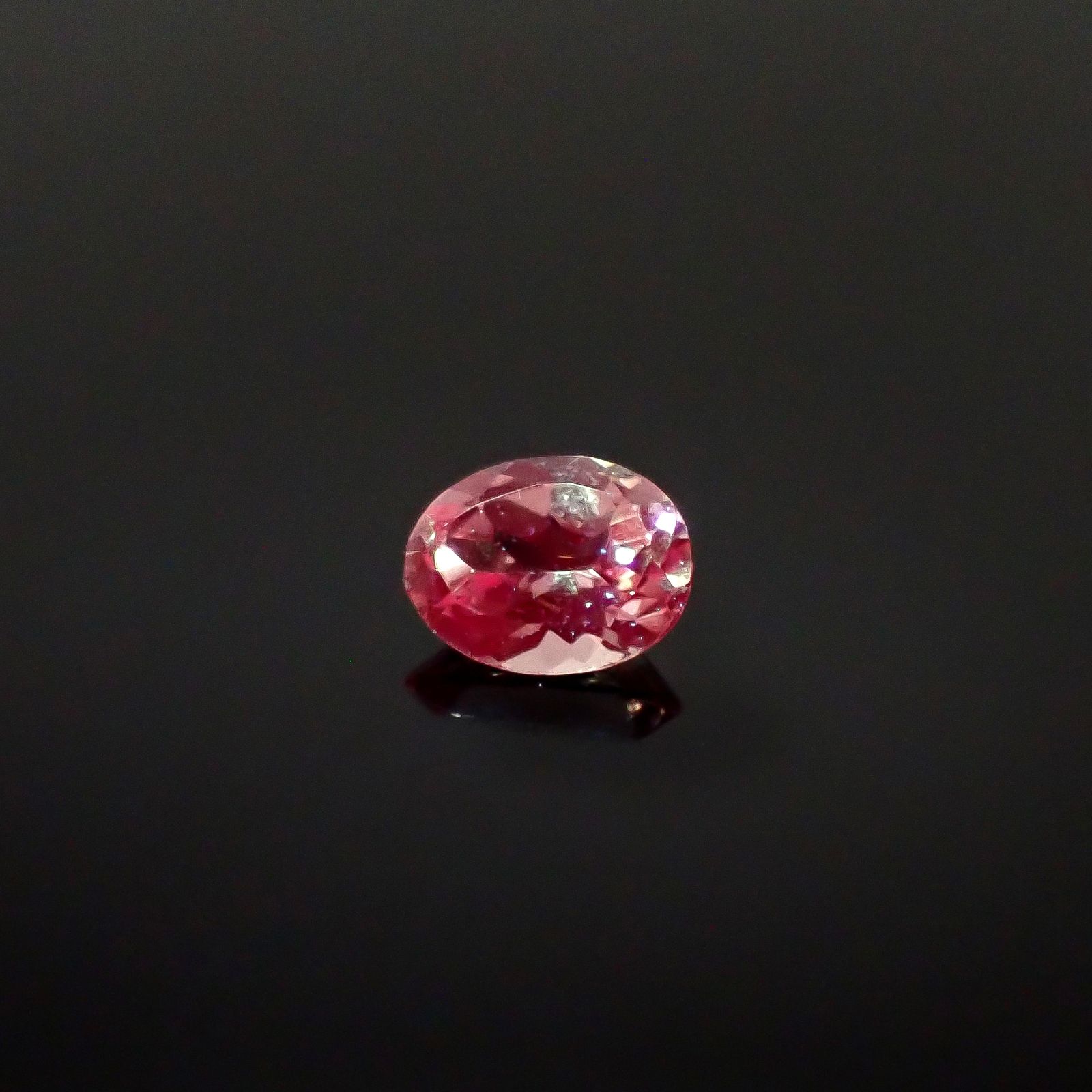 ドラゴンガーネット タンザニア産 0.17ct [250330042]3.9x3mm前後