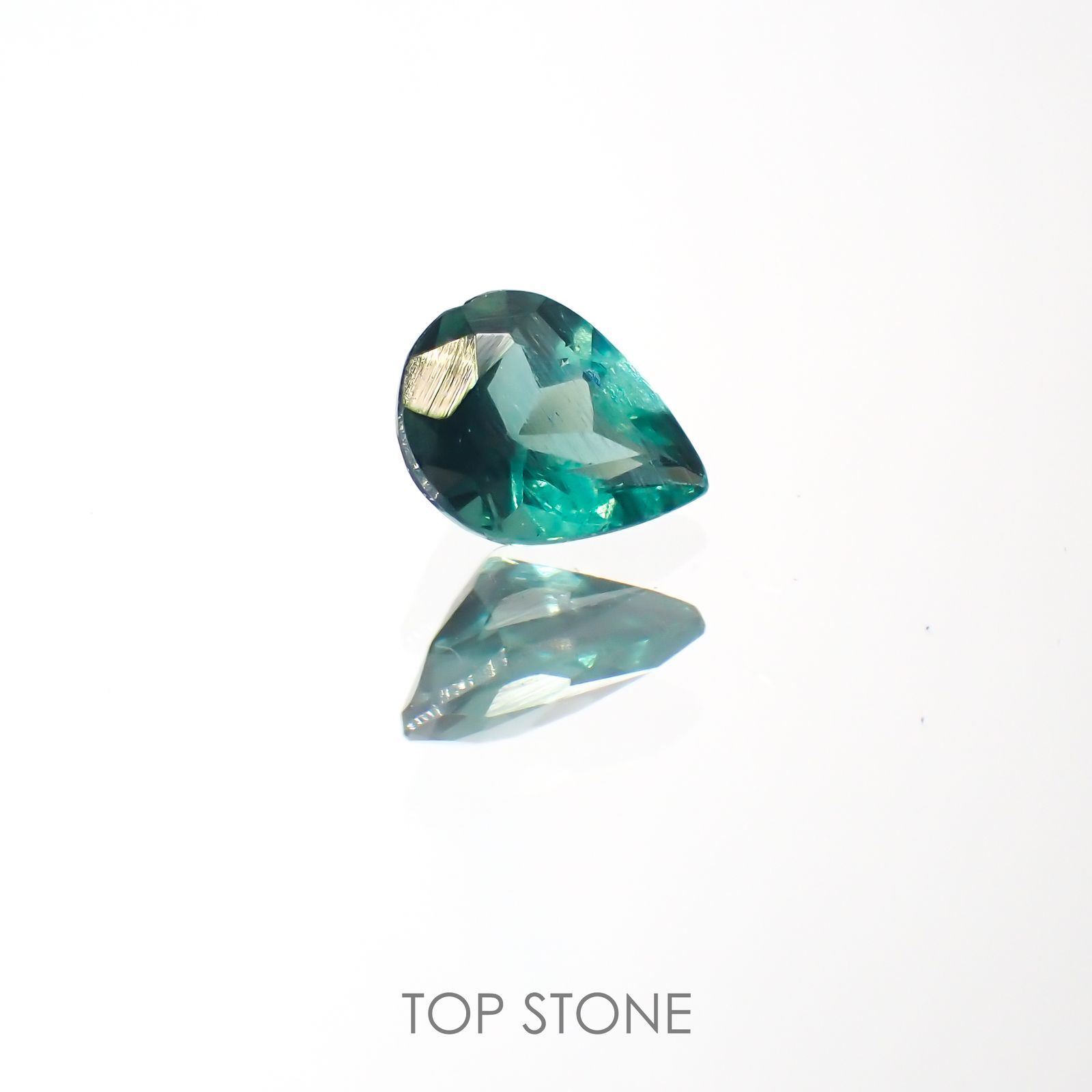 グリーンアパタイト(ノーブルモロキサイト)(宝石名アパタイト) マダガスカル産 0.25ct 識別済[211013539]4.8×3.7mm前後