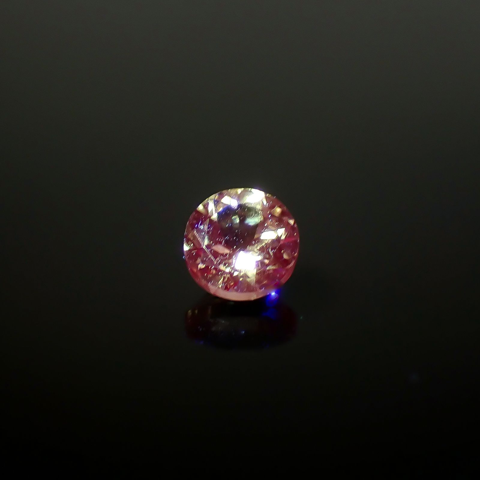 ドラゴンガーネット タンザニア産 0.36ct / 4.1x4.1mm前後 [260732671]