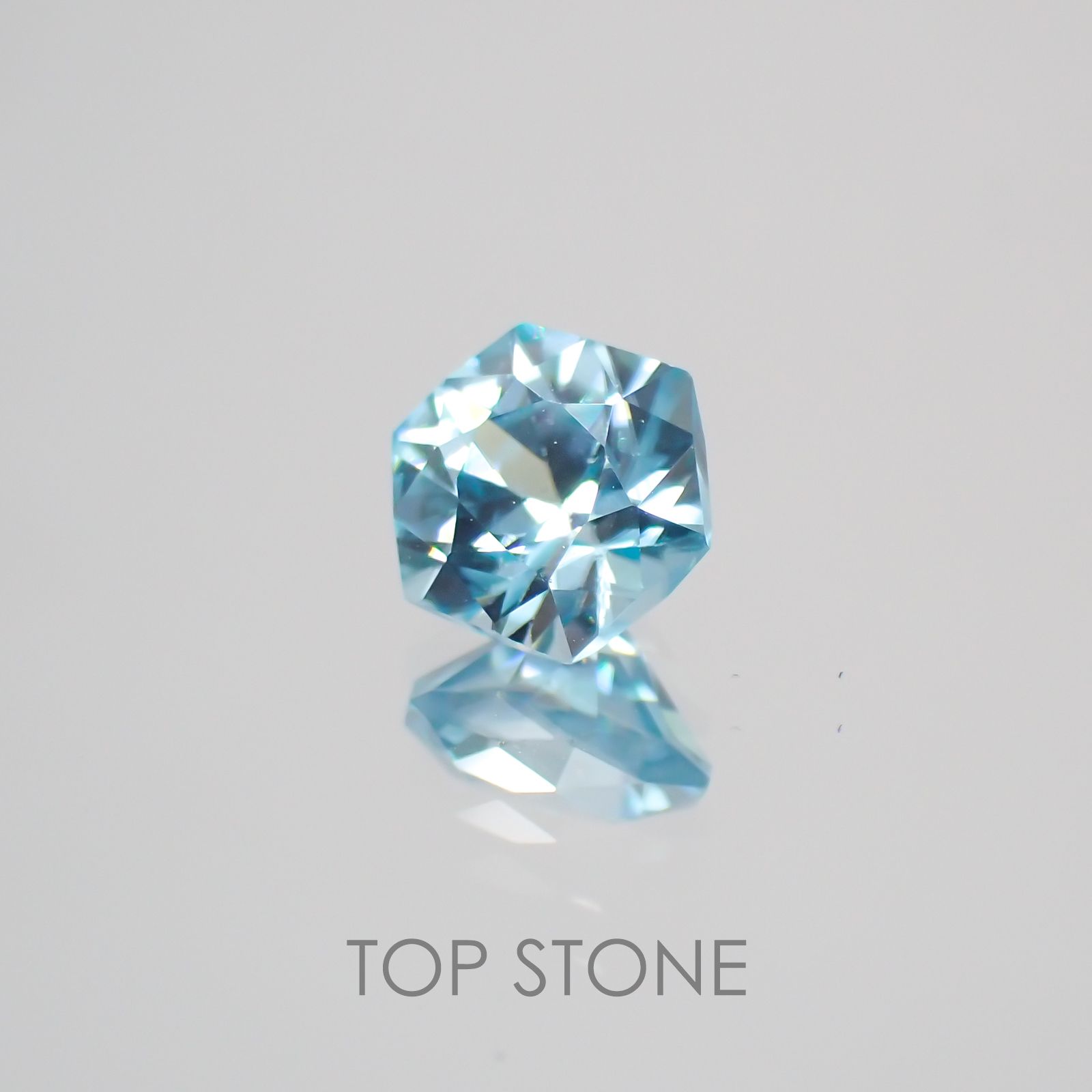 ◇ヘキサゴンカット◇ブルージルコン(宝石名ジルコン) カンボジア産 0.88ct 識別済[210410476]5×5mm前後