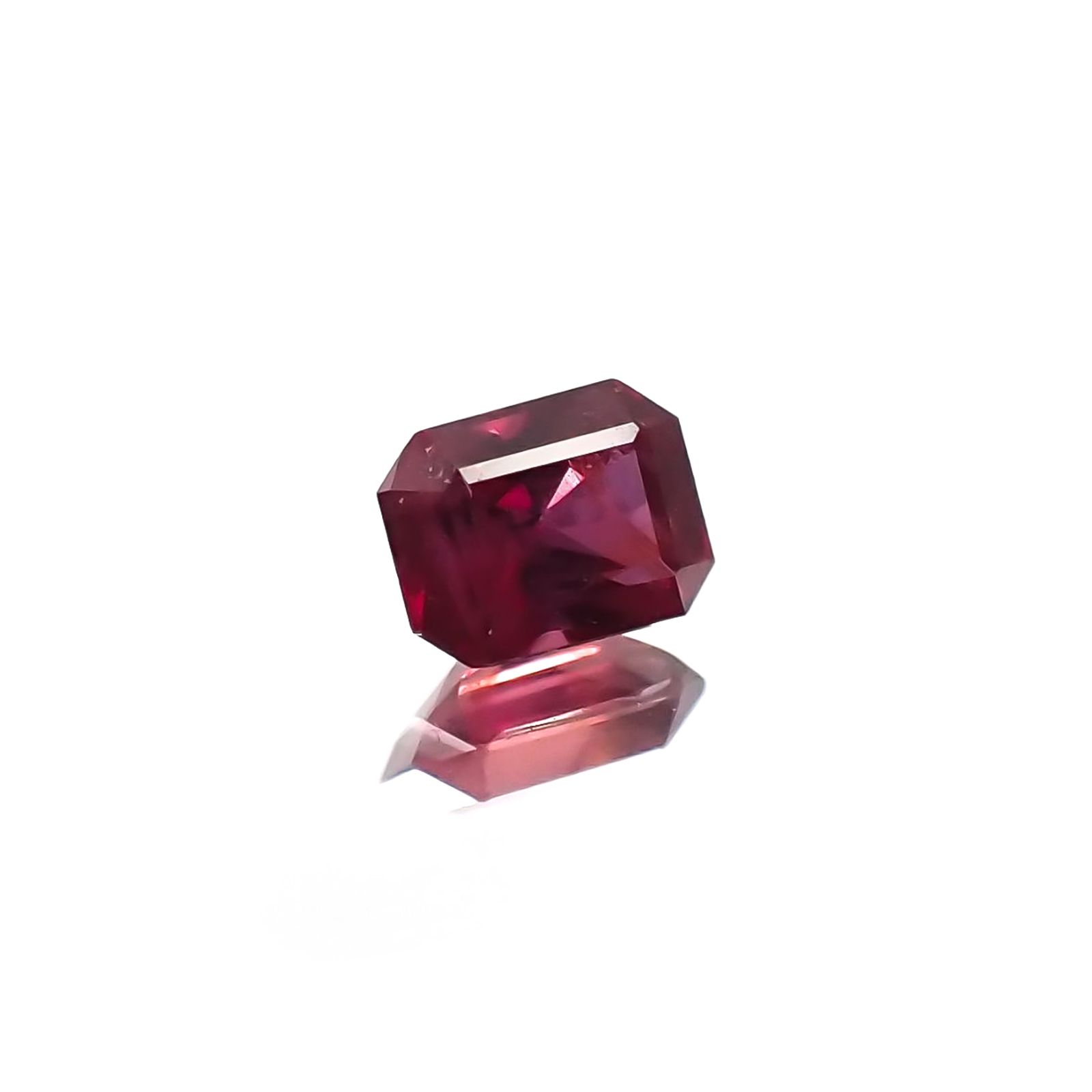 ルビー 非加熱(宝石名ルビー) マダガスカル産 識別済 0.21ct / 3.7x2.8mm前後 [210711730]