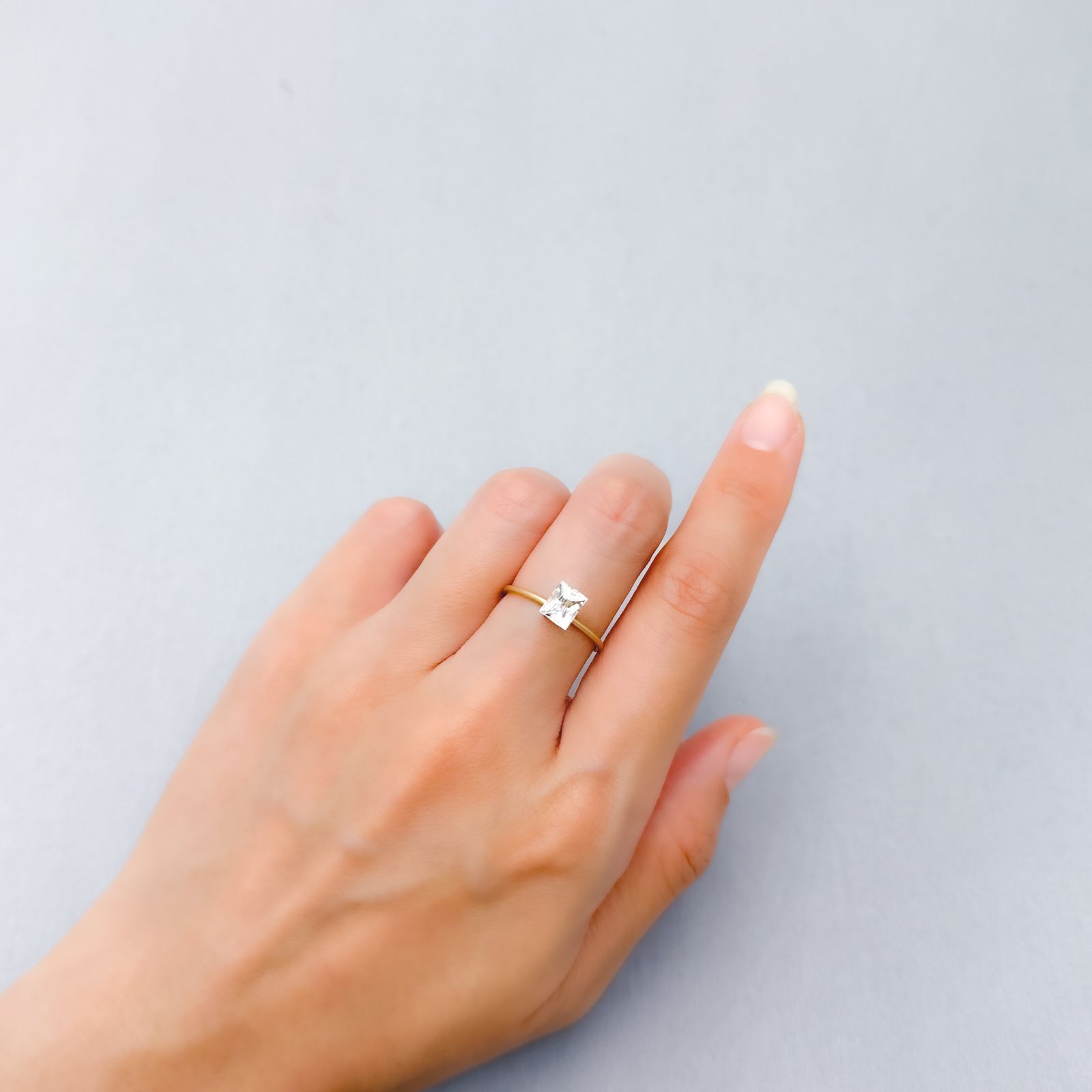 ◇プリンセスカット◇オーソクレース(宝石名ホワイト・オーソクレース)パキスタン産 0.69ct 識別済[250530445]5.9x4.9mm前後