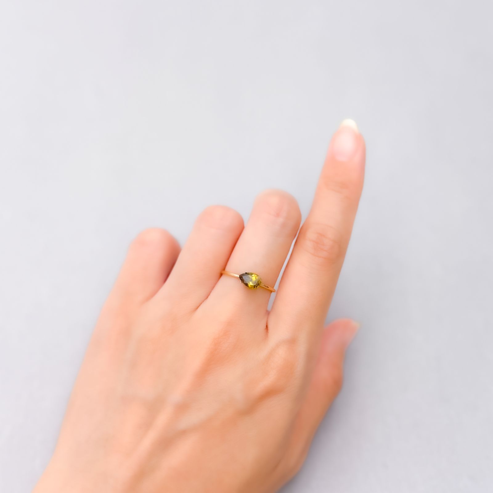 クリノゾイサイト(宝石名クリノゾイサイト)パキスタン産 0.78ct 識別済[250630594]7.3x4.9mm前後