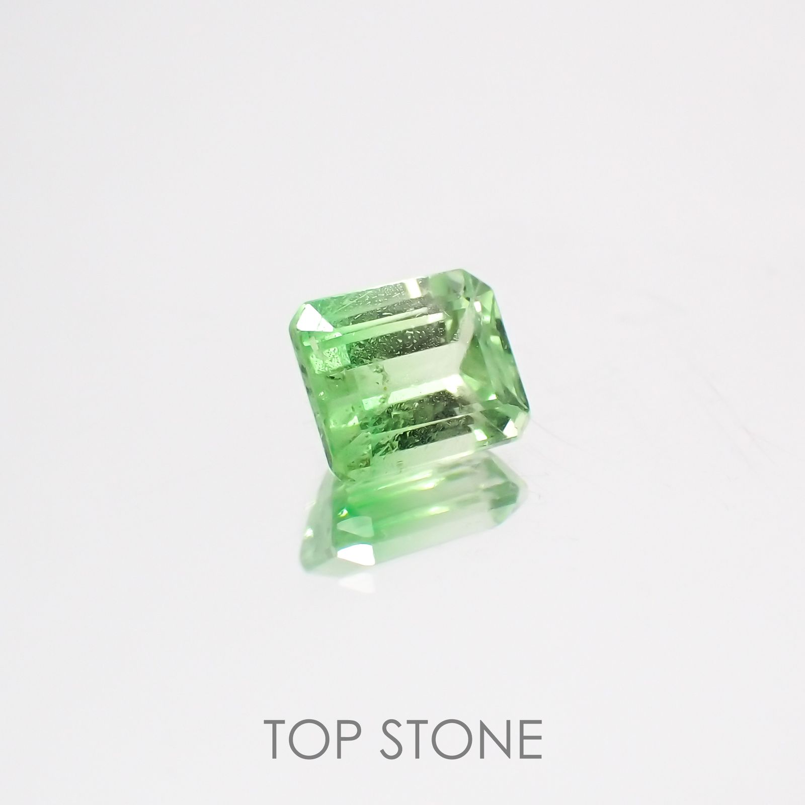 バイカラーツァボライト タンザニア産 ルース 0.55ct[210610925]4.7×4mm前後