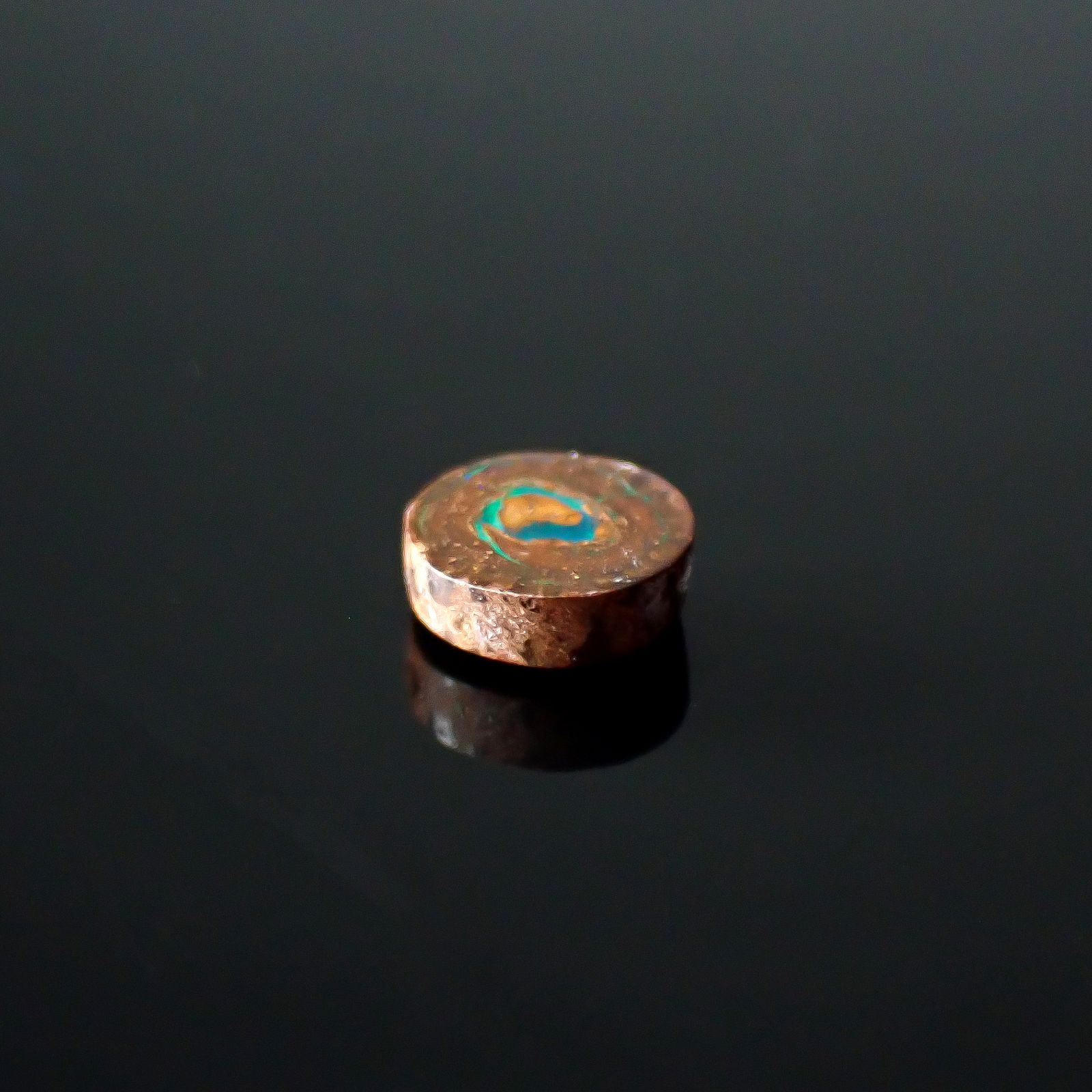 ウッドオパール オーストラリア産 0.57ct / 5.6x5.3mm前後 [251031202]