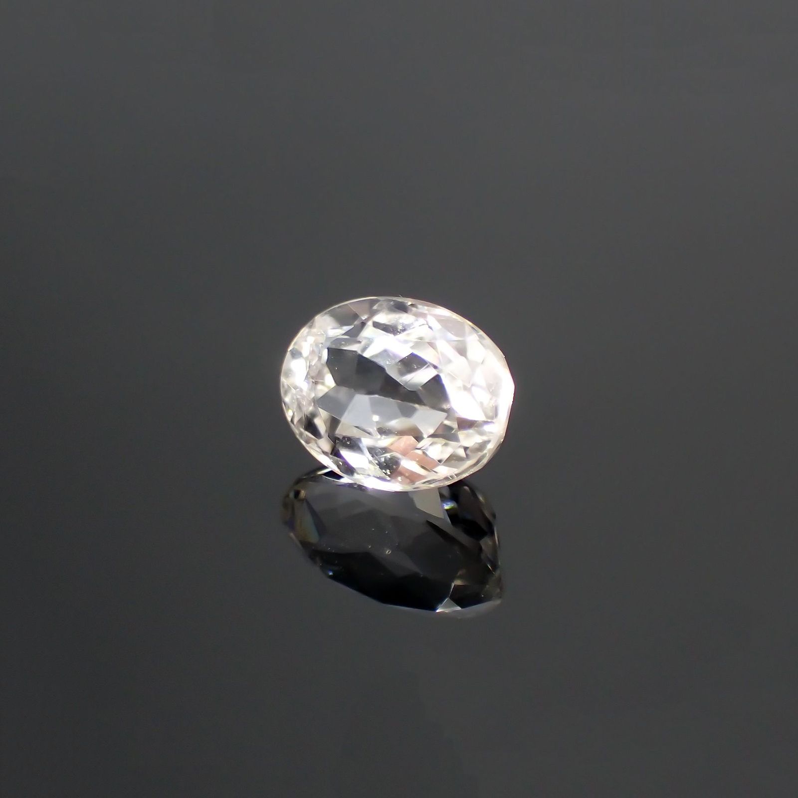 カラーレススポジュミン(宝石名ホワイト・スポジュミン) ブラジル産 1.58ct 識別済[210912630]7.9×5.9mm前後